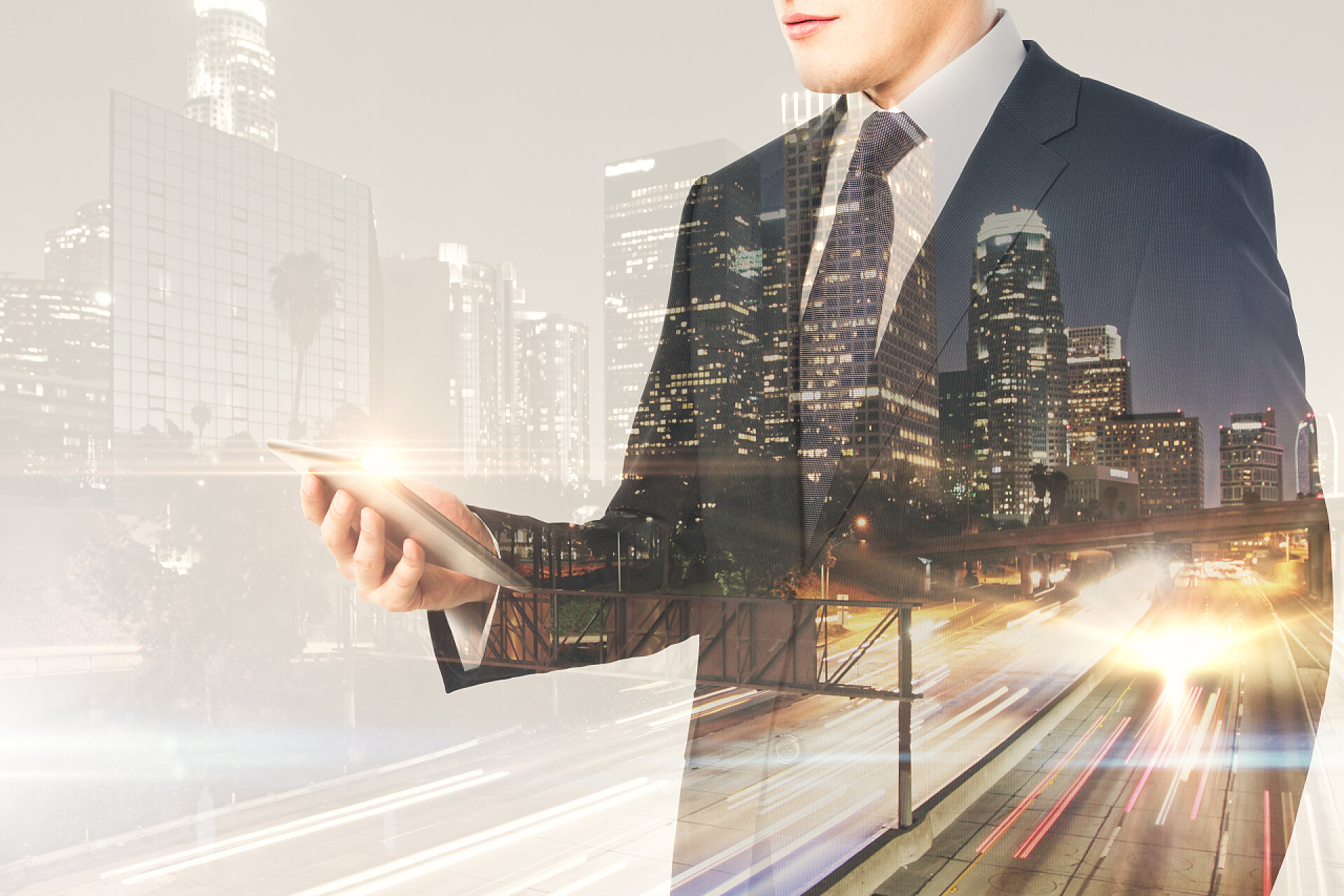 商务城市背景下看手机的商人双重曝光