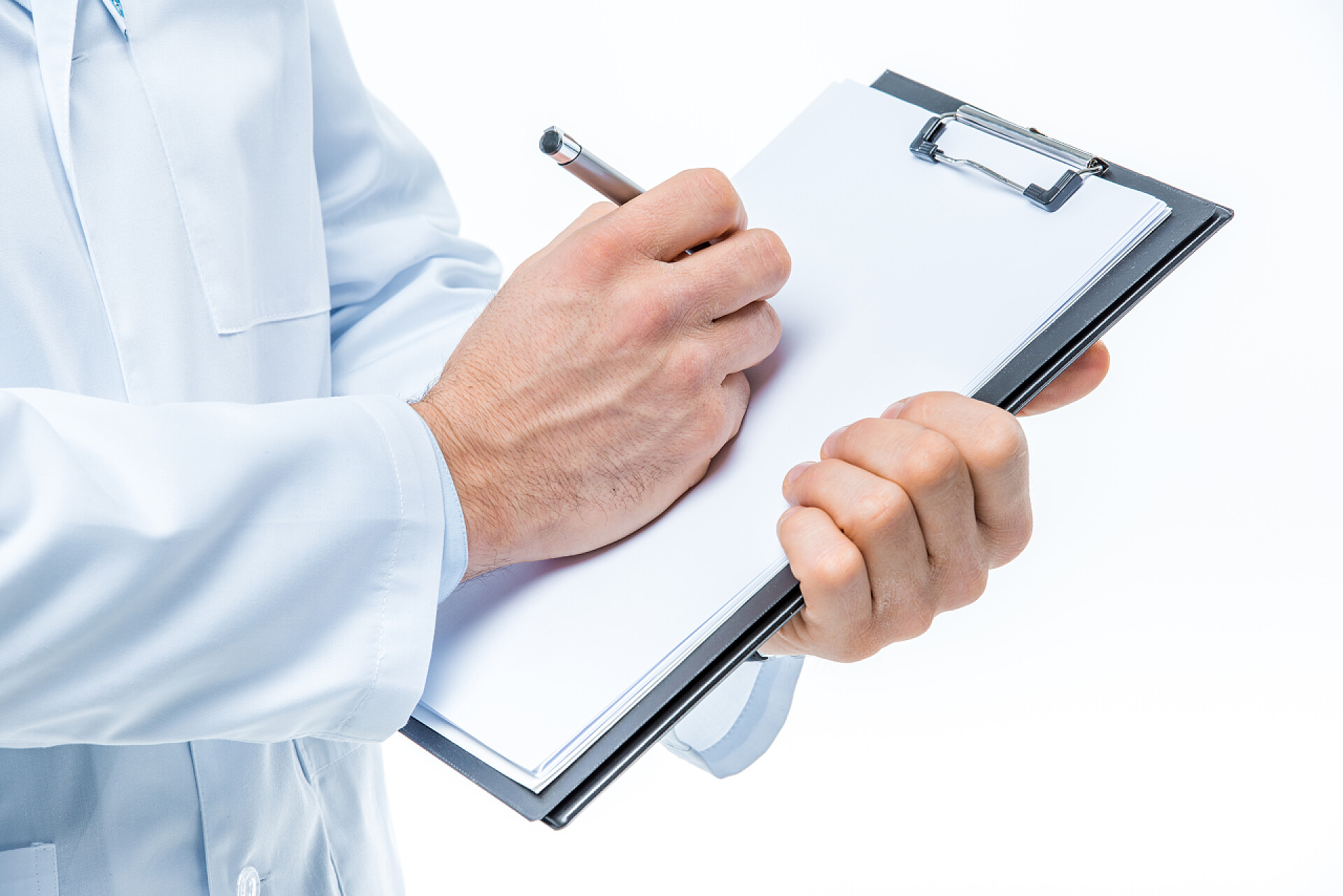 医疗健康男医生拿着写字板在白纸上写字的特写