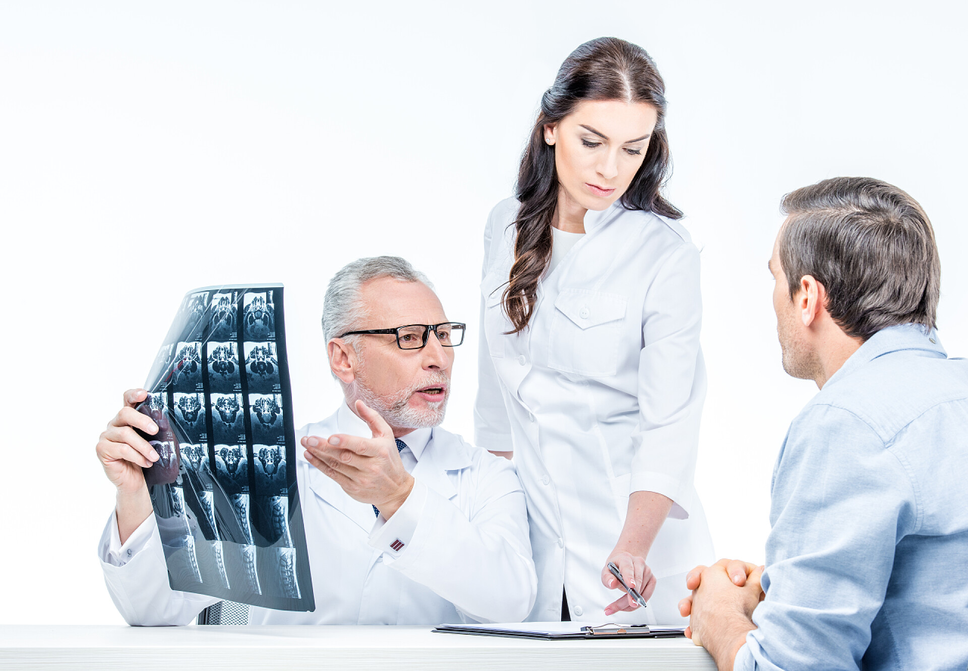 医疗健康医生检查X光图像