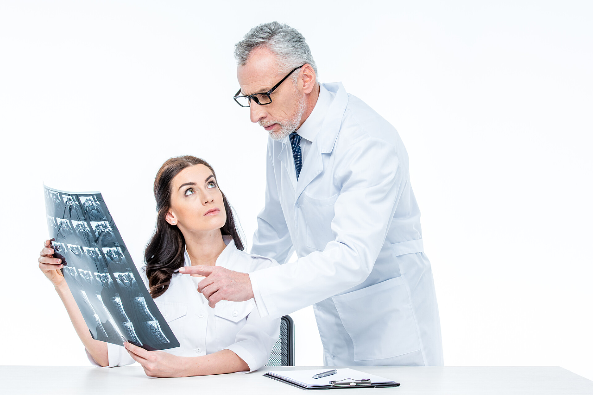 医疗健康医生为病人解释X光图像