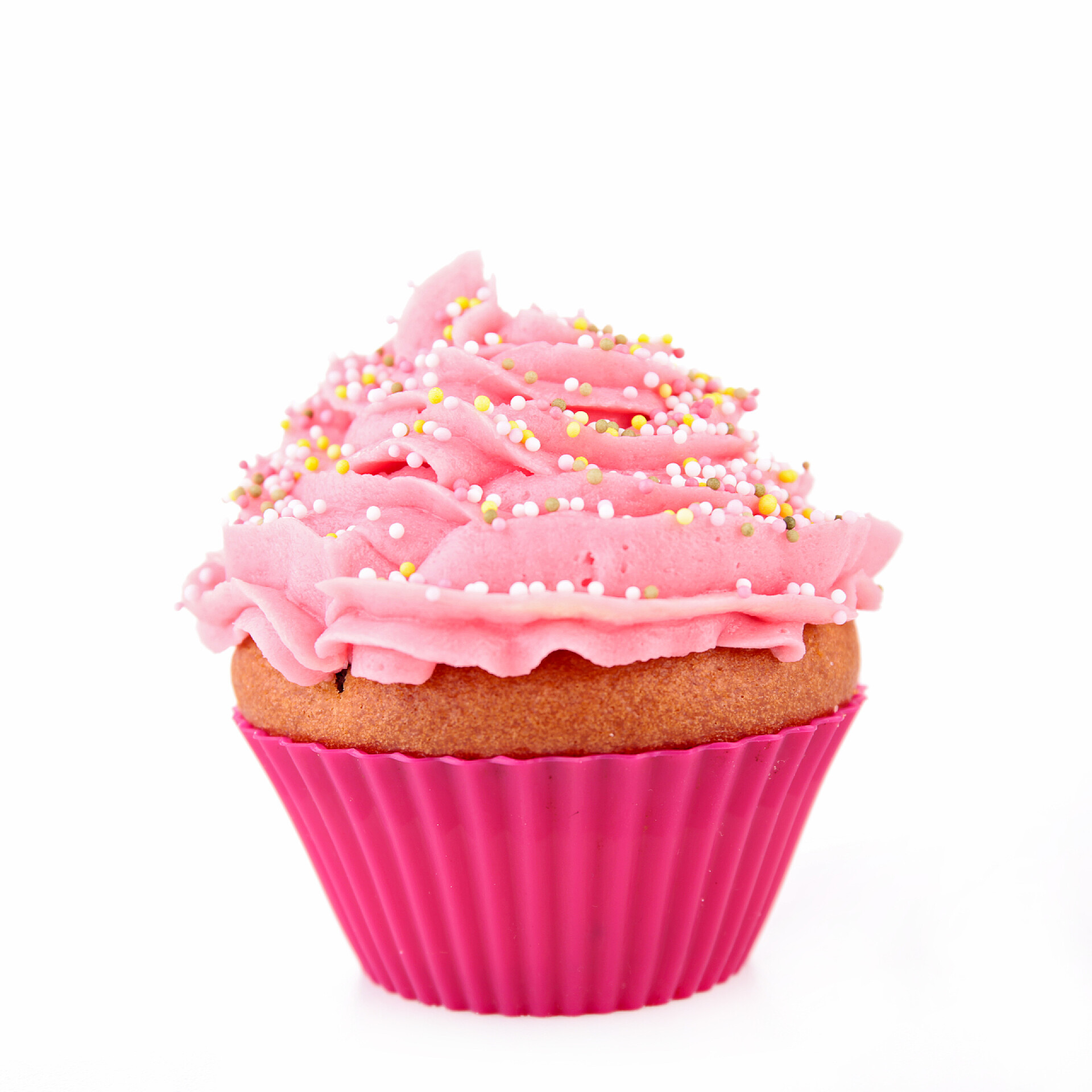 美食白色背景上自制的奶油蛋糕