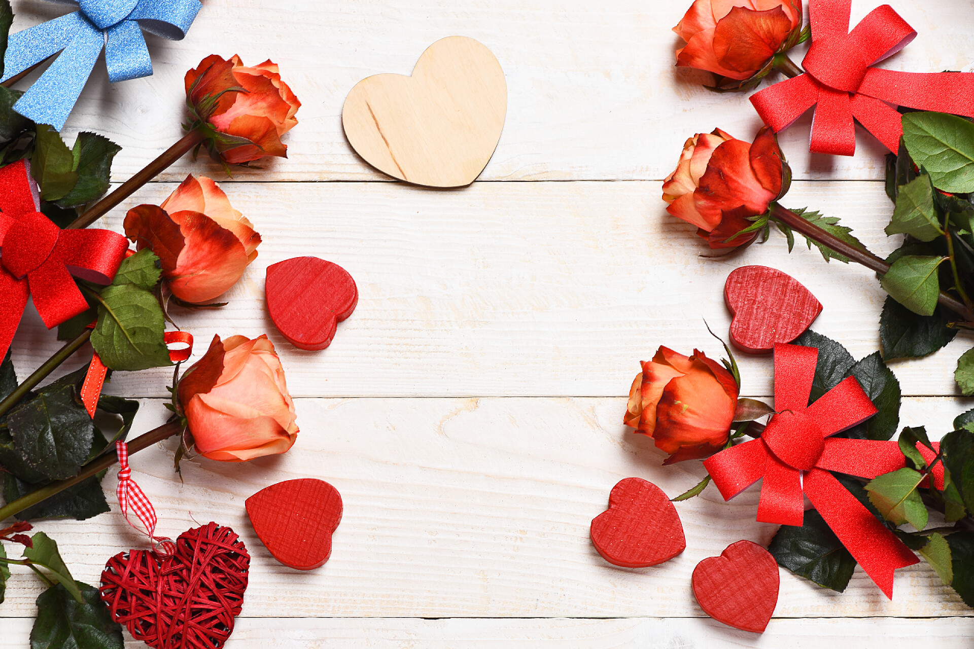 花卉木桌上的红色玫瑰情人节