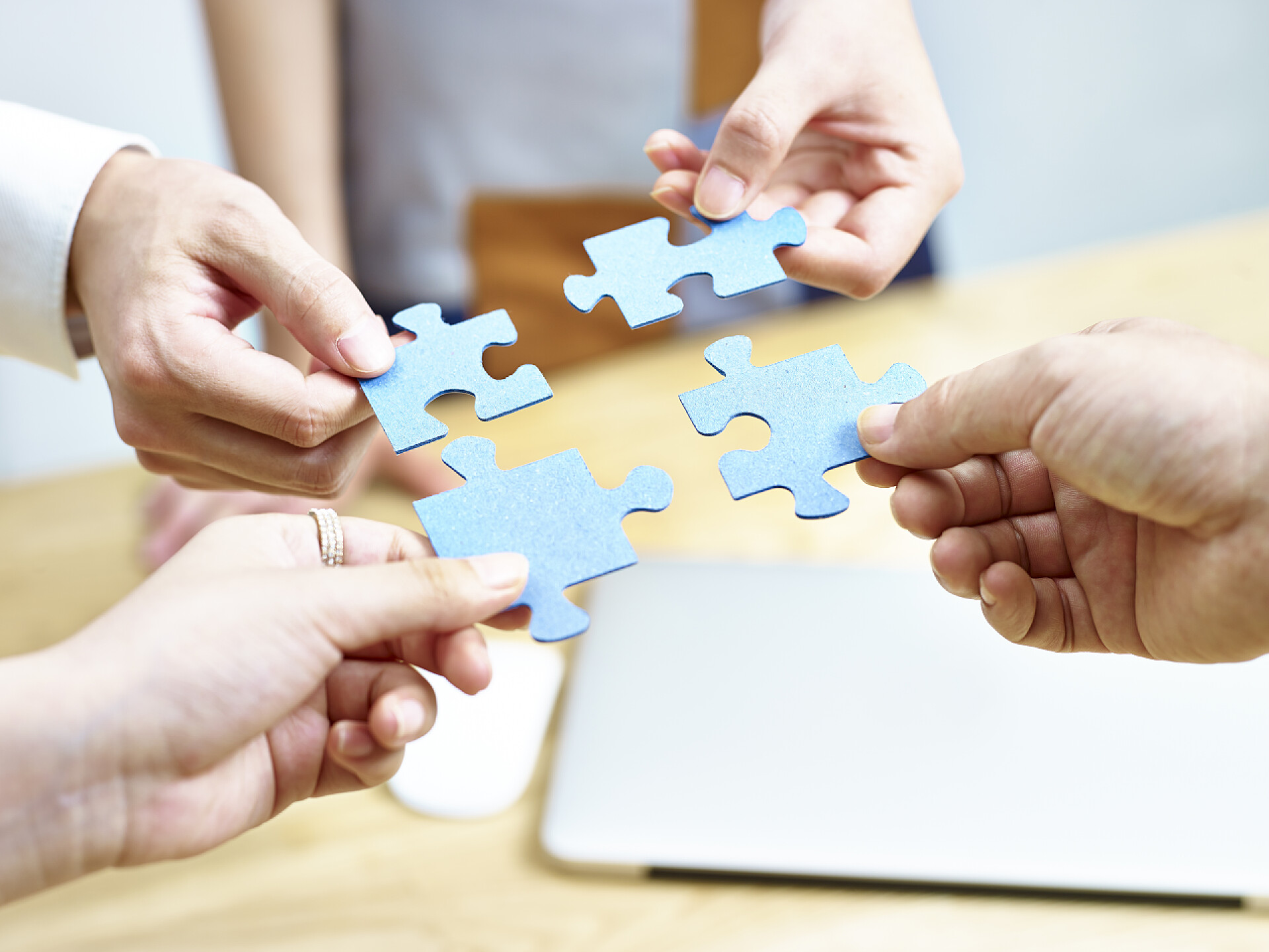 集团的业务人把拼图碎片放在一起团队合作