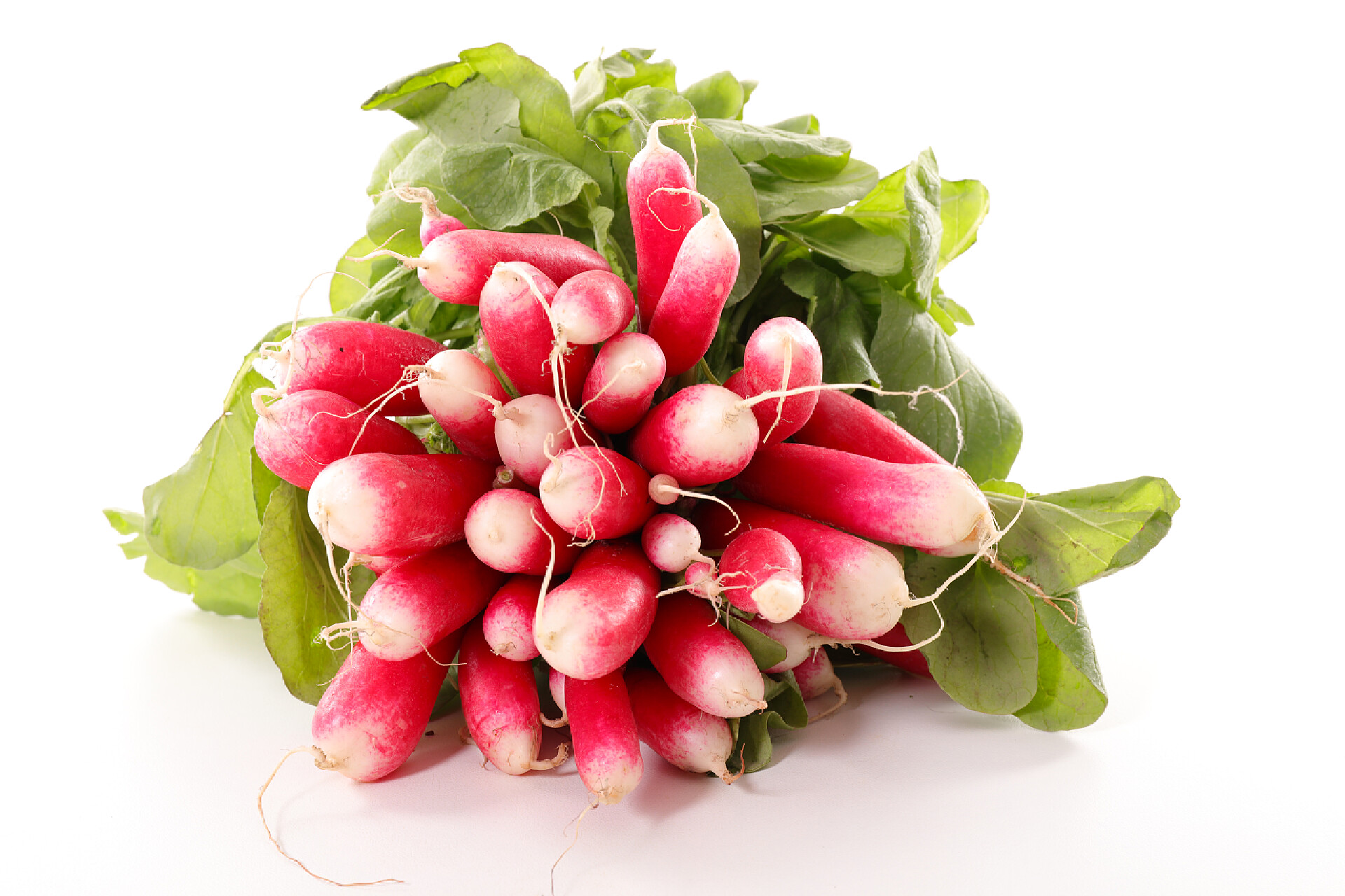 在白色背景上的新鲜萝卜蔬菜食物