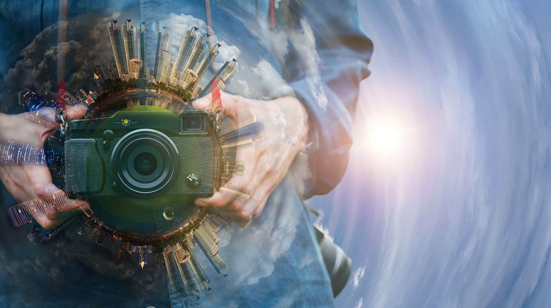 摄影师男子手拿着怀旧相机户外时髦的生活方式