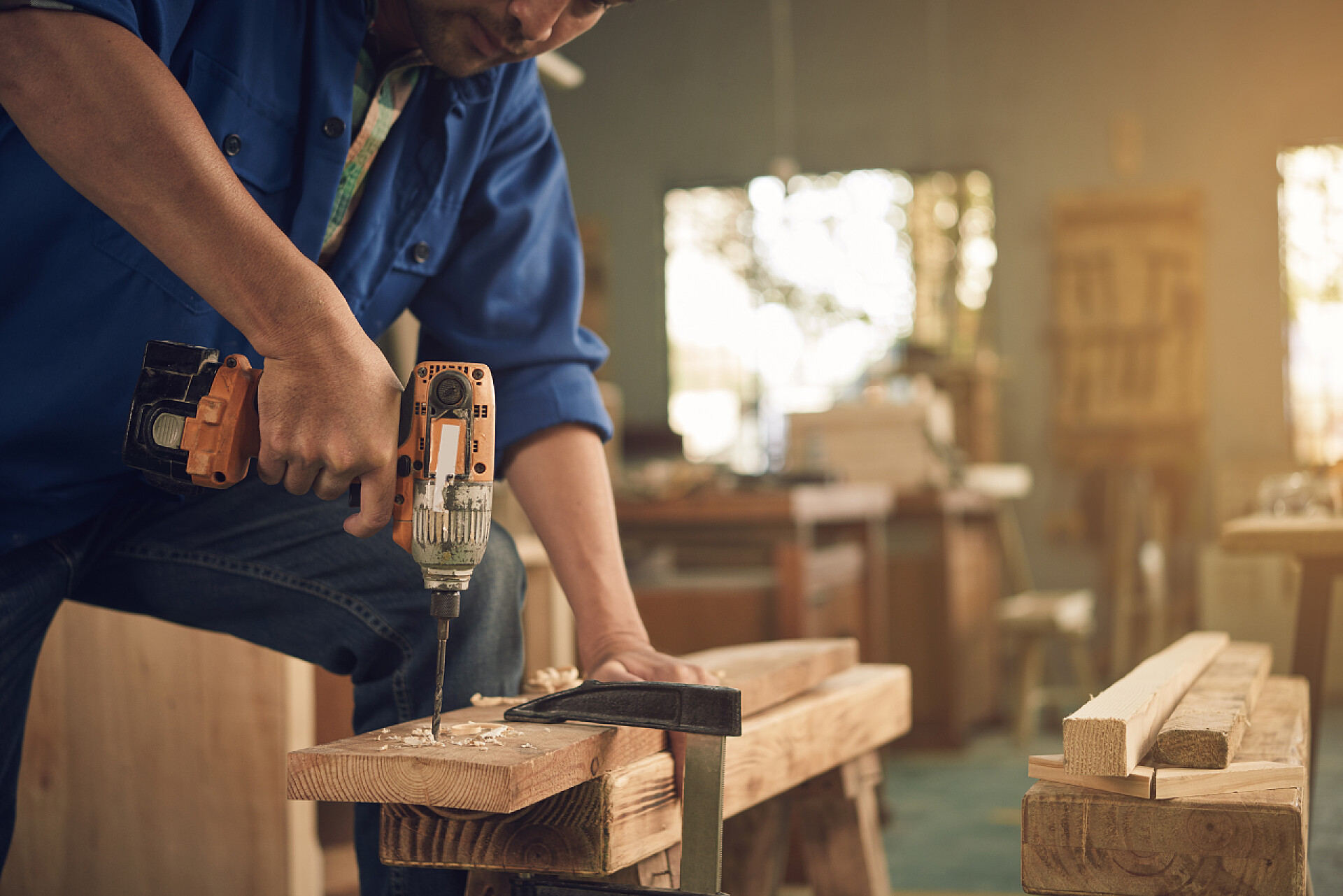 中年木匠工人钻木制作工艺品