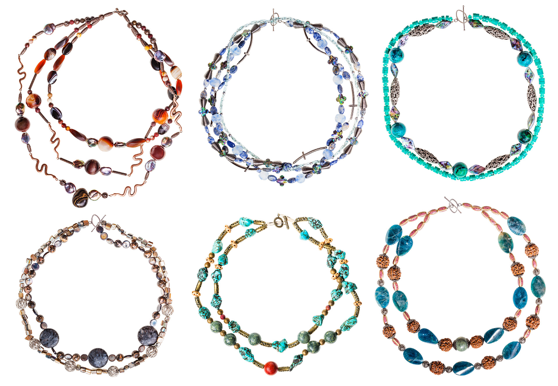 宝石手链饰品排列在白色背景下