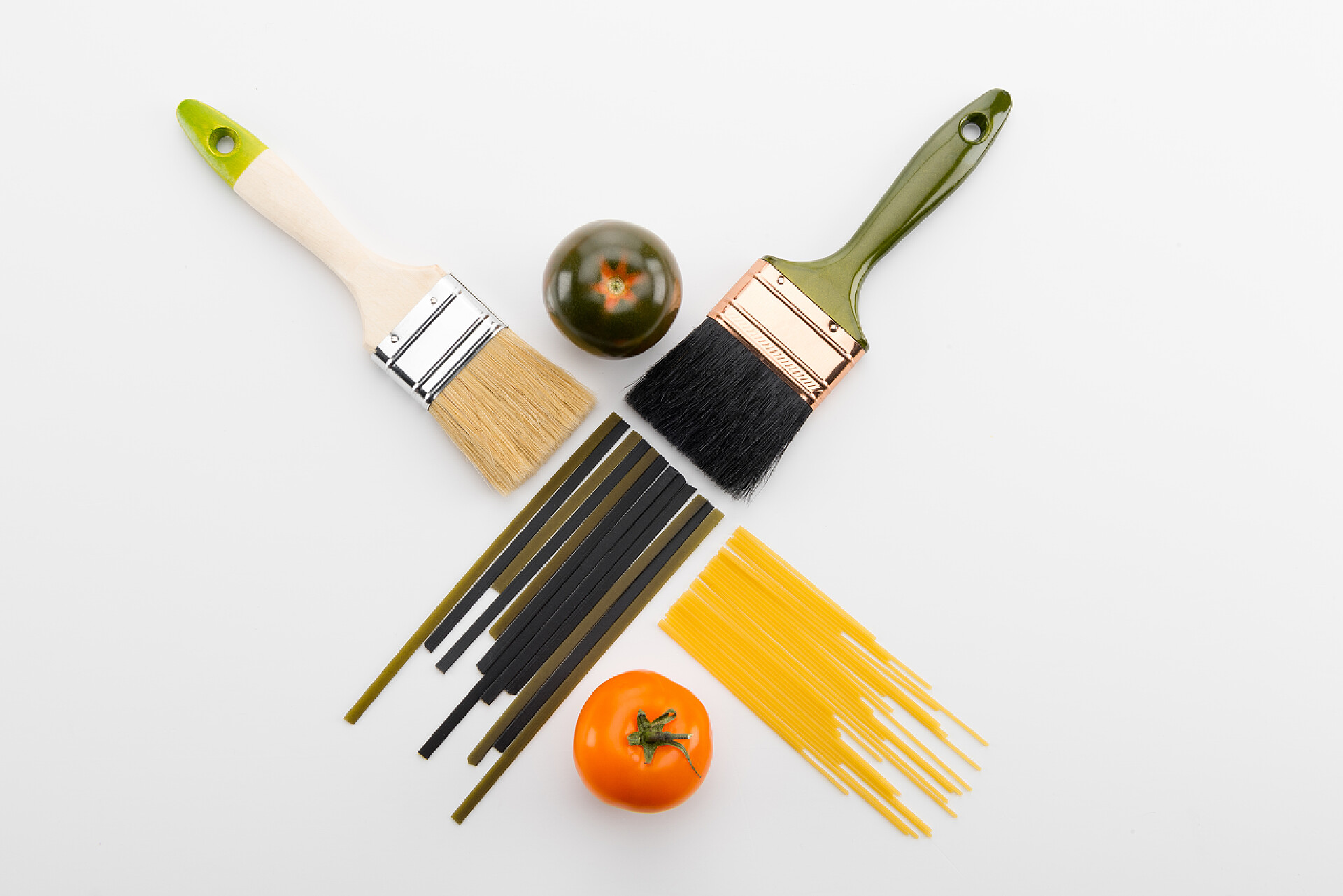 白色背景下的笔刷和水果