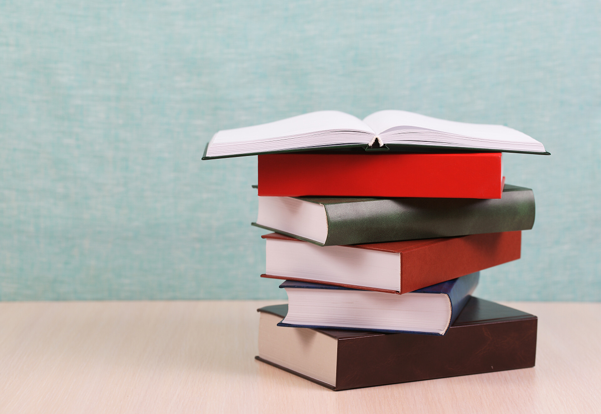 桌子上堆放着六本书