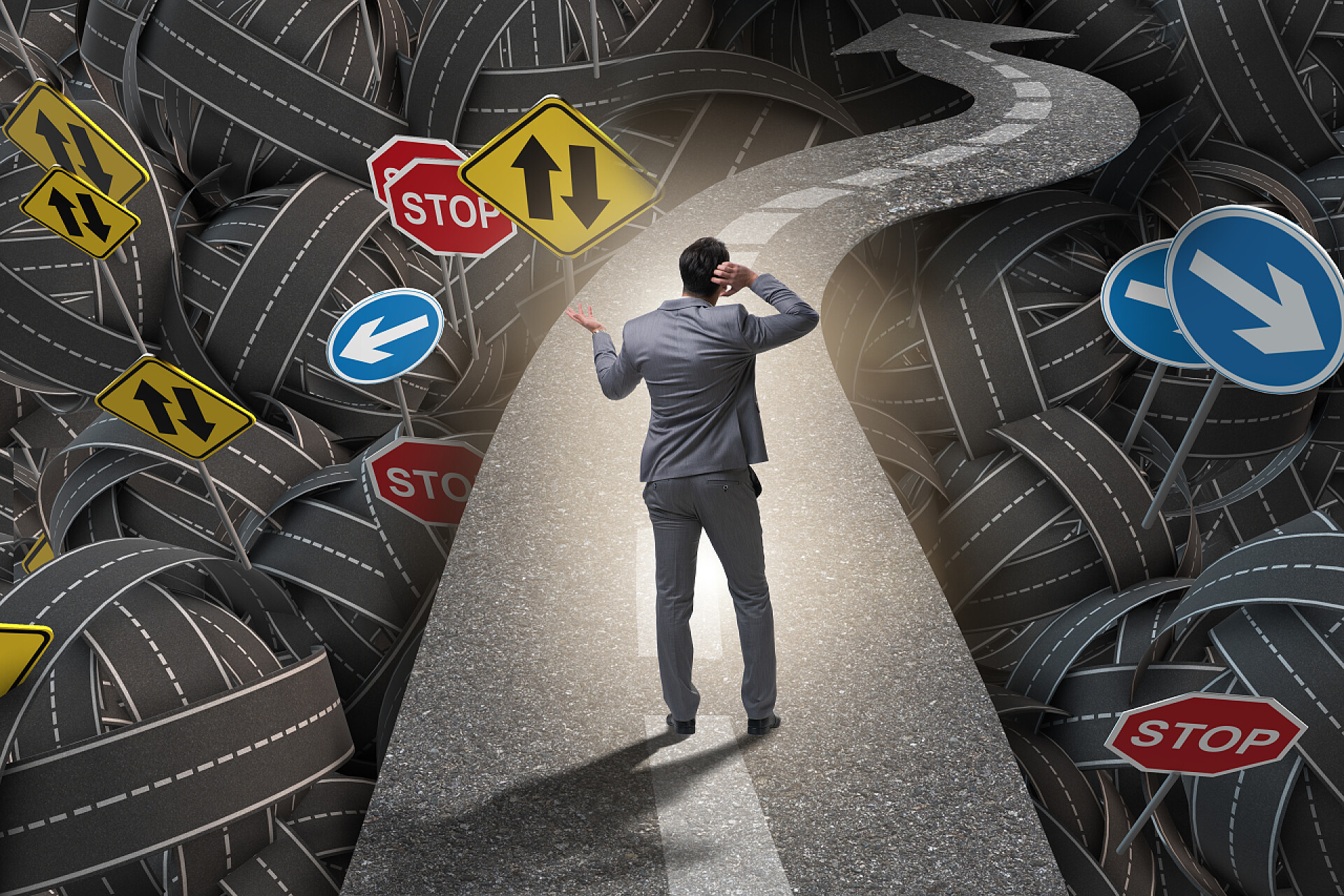 商务男性在路口感到非常迷茫