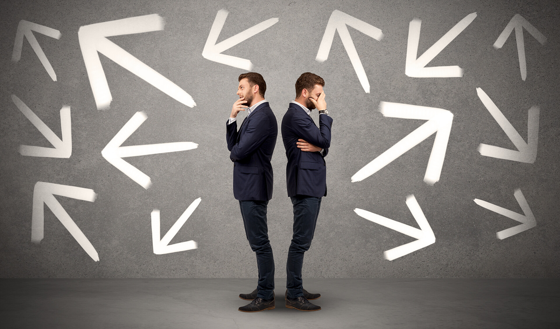 商务年轻人面对方向选择感到迷茫