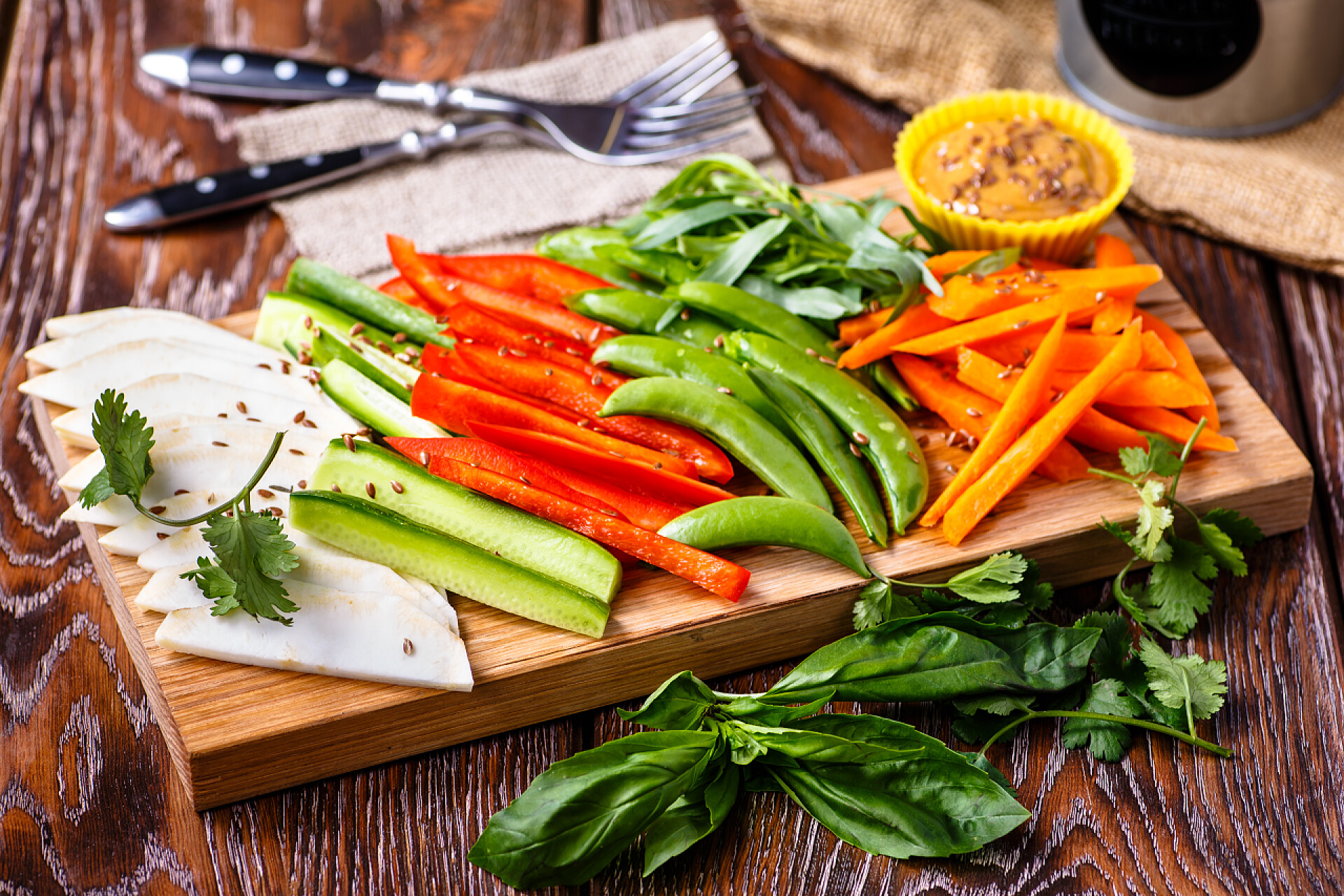 切好的新鲜蔬菜刀叉在案板上