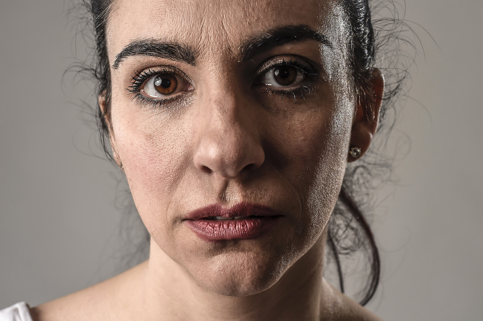 一脸忧郁迷茫表情的女人特写