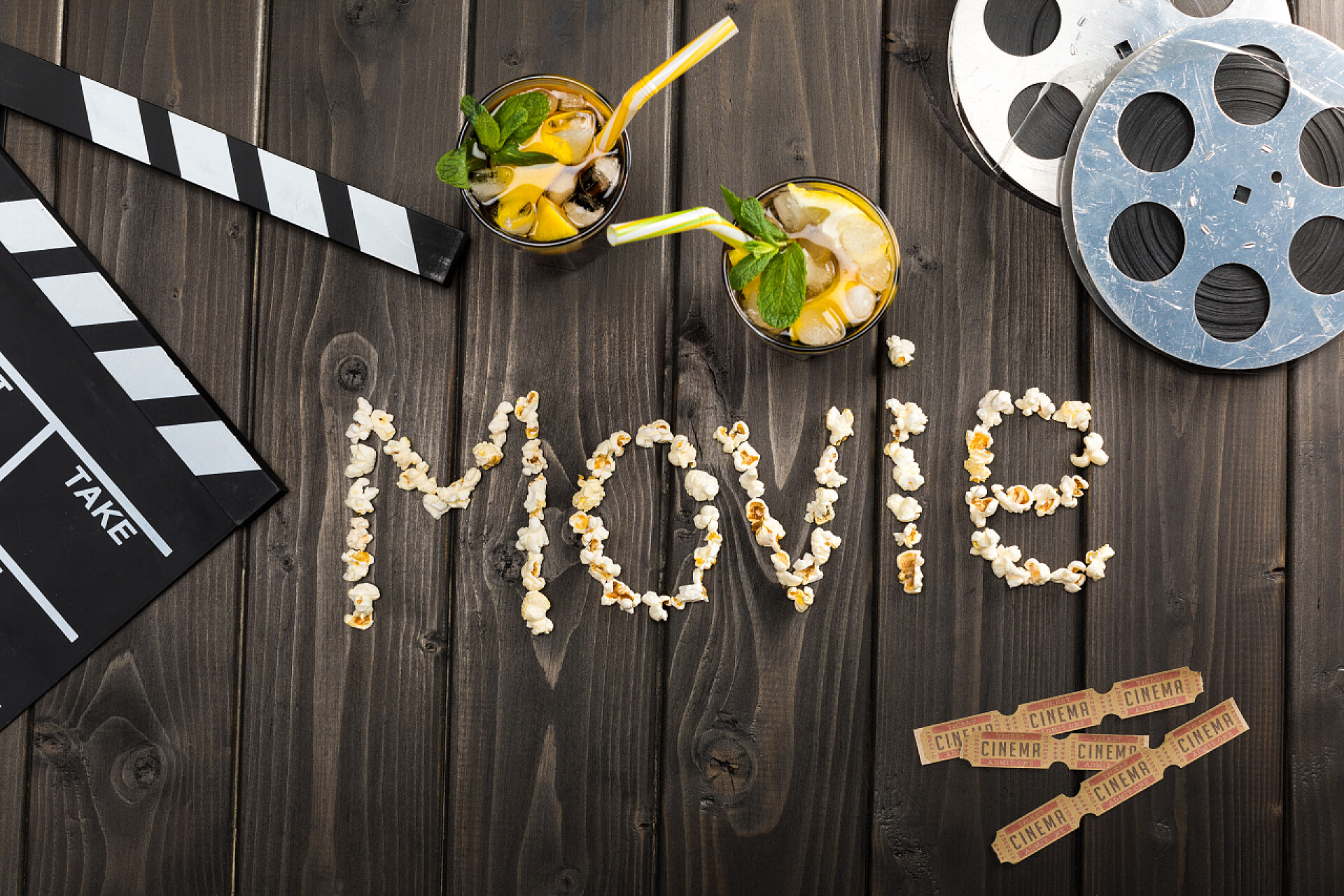 木板上摆放着电影和movie物品