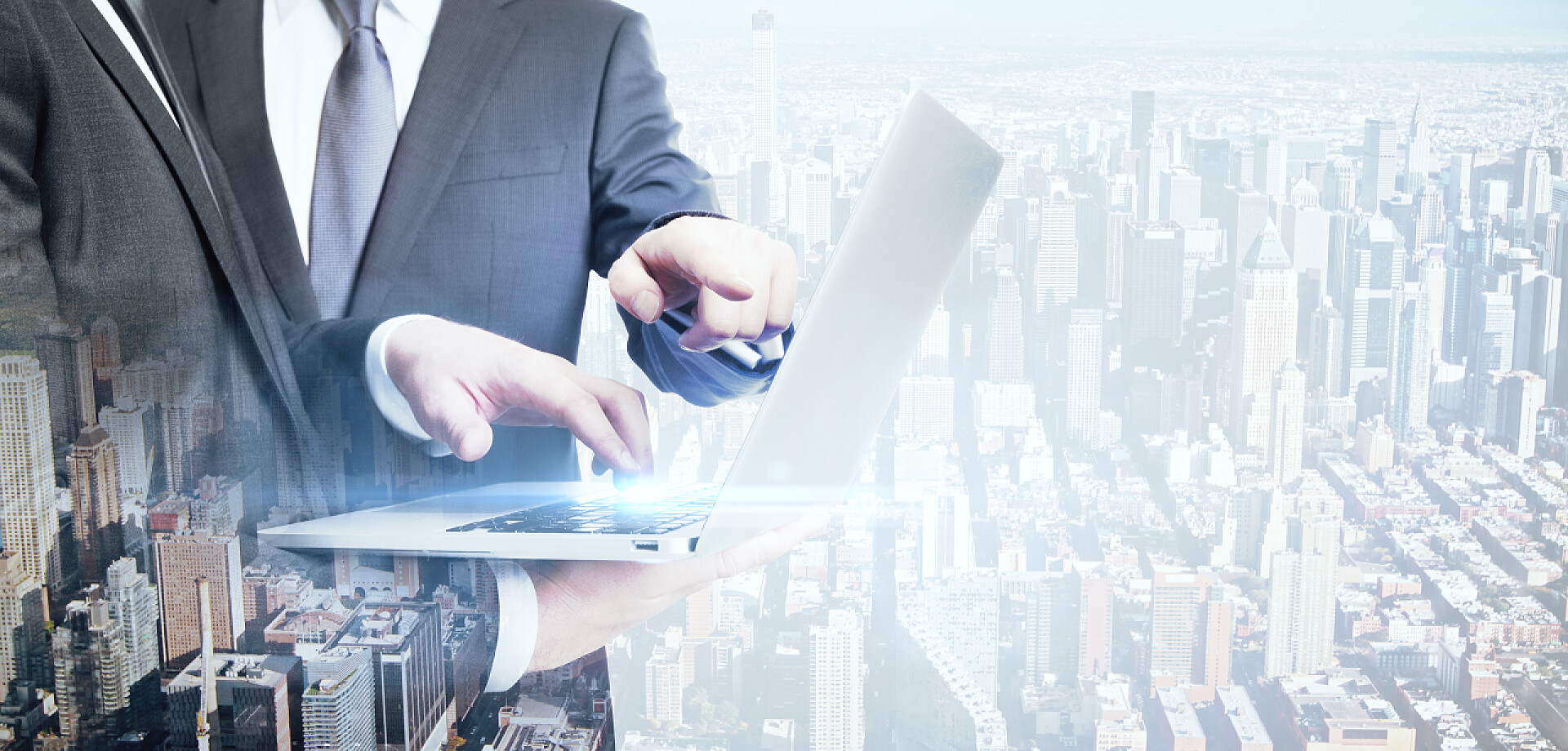 两个商人用电脑讨论城市发展抽象背景图