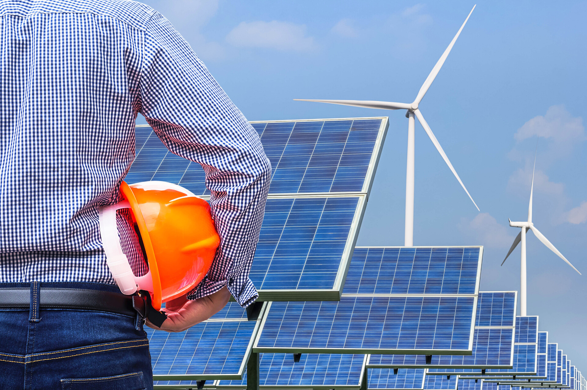 新能源光伏与太阳能电池和风力涡轮机发电的电站背景的工程师站