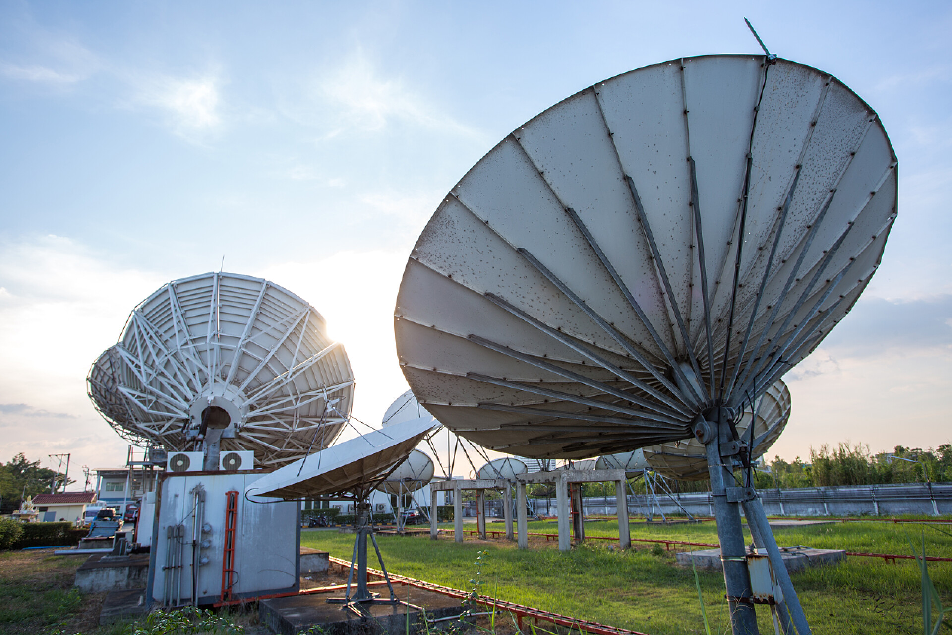 电子行业卫星与日落的碟状天线