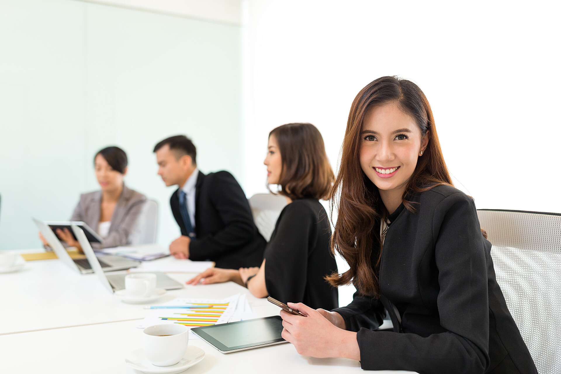 团队合作商业伙伴在会上讨论问题