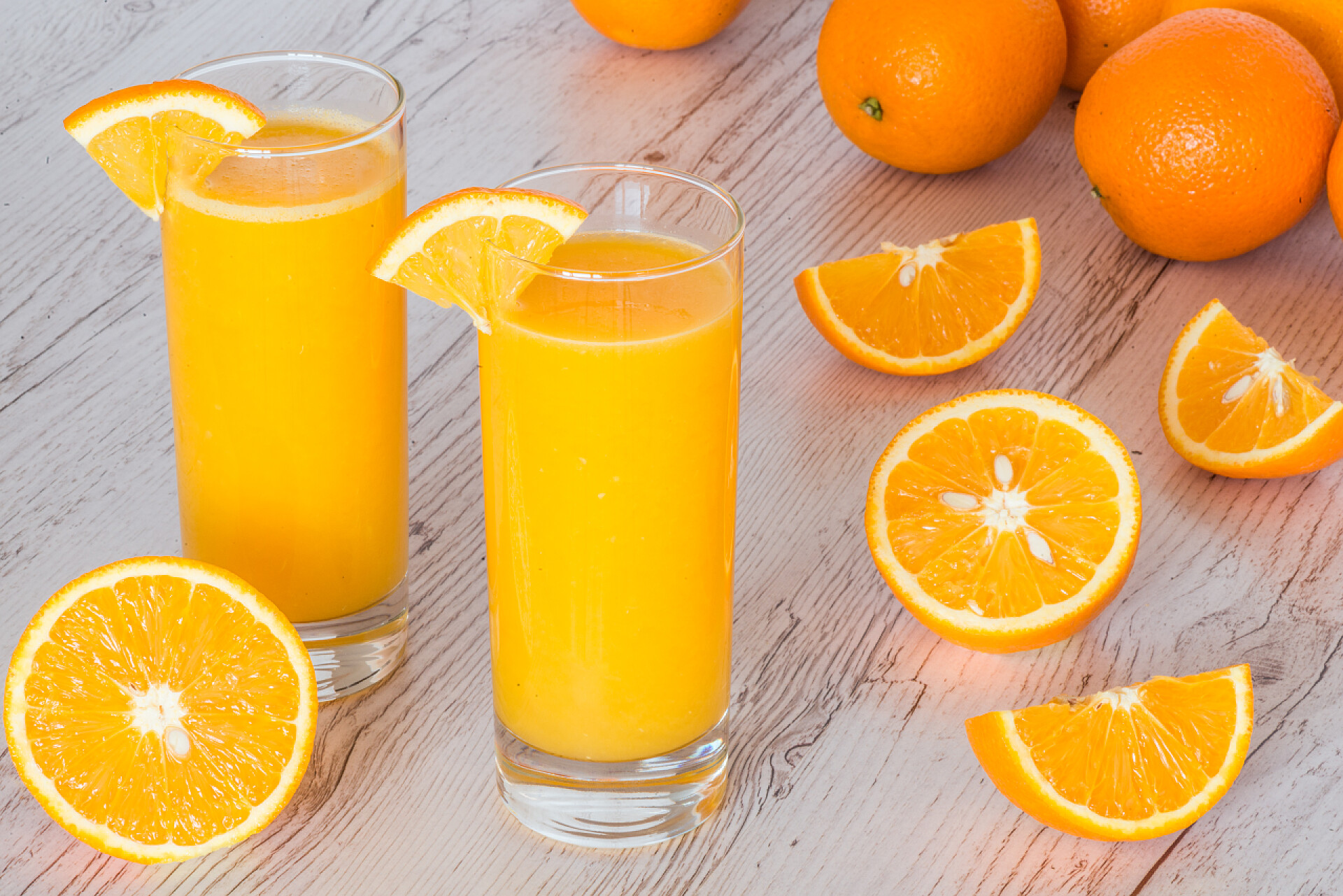 木质背景下的橙子和橙汁