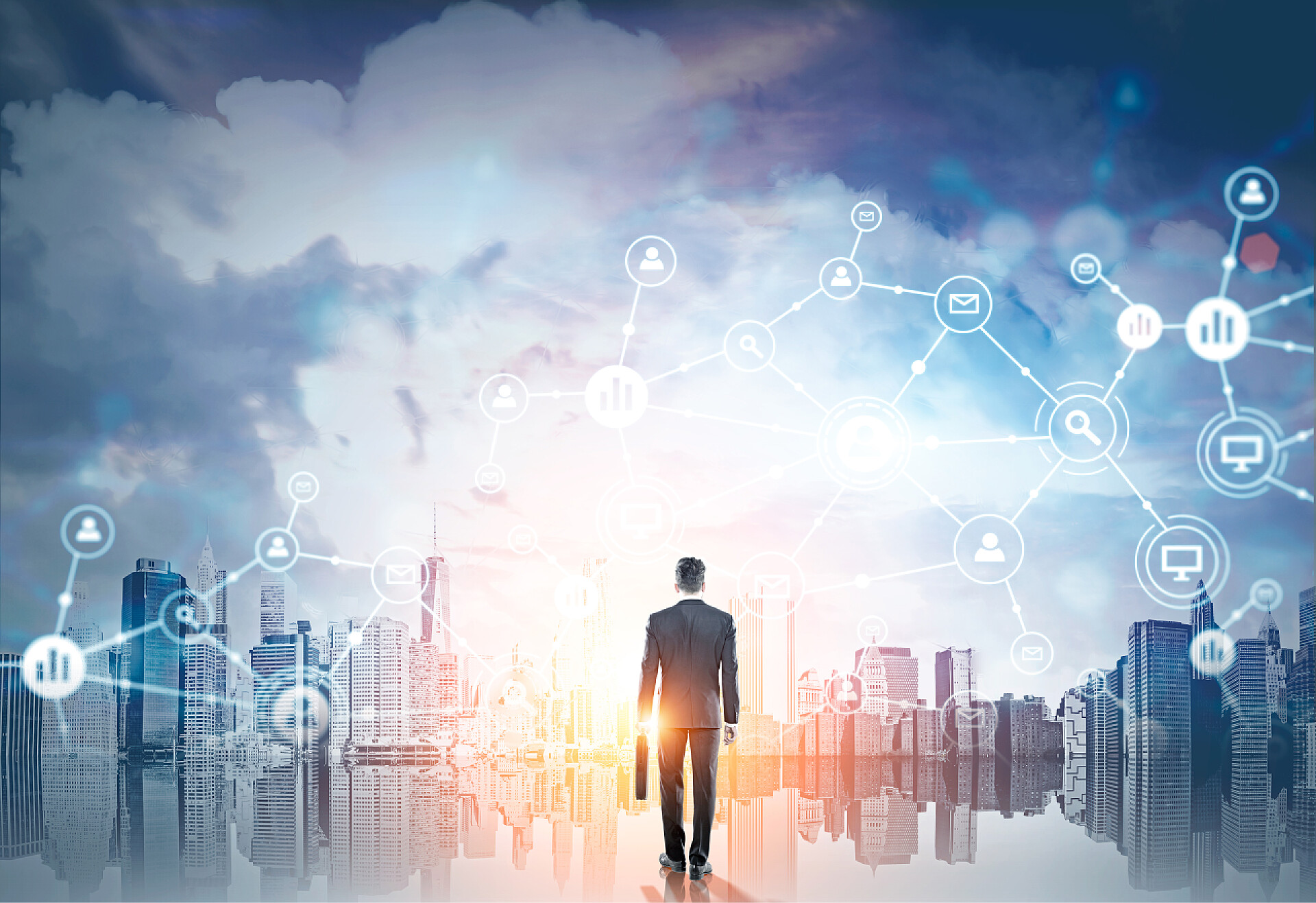 商务一个男人站在天空中的一个网络的城市全景前的背景