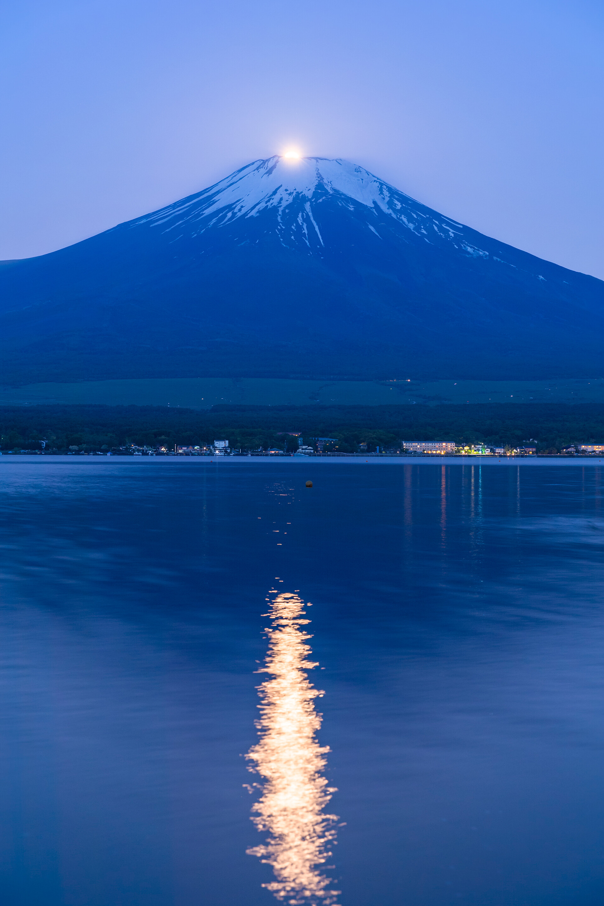 自然风光风景富士山和满月重叠的背景