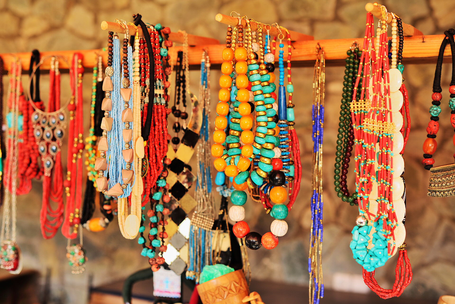 在市场上售卖的传统的格鲁吉亚项链纪念品