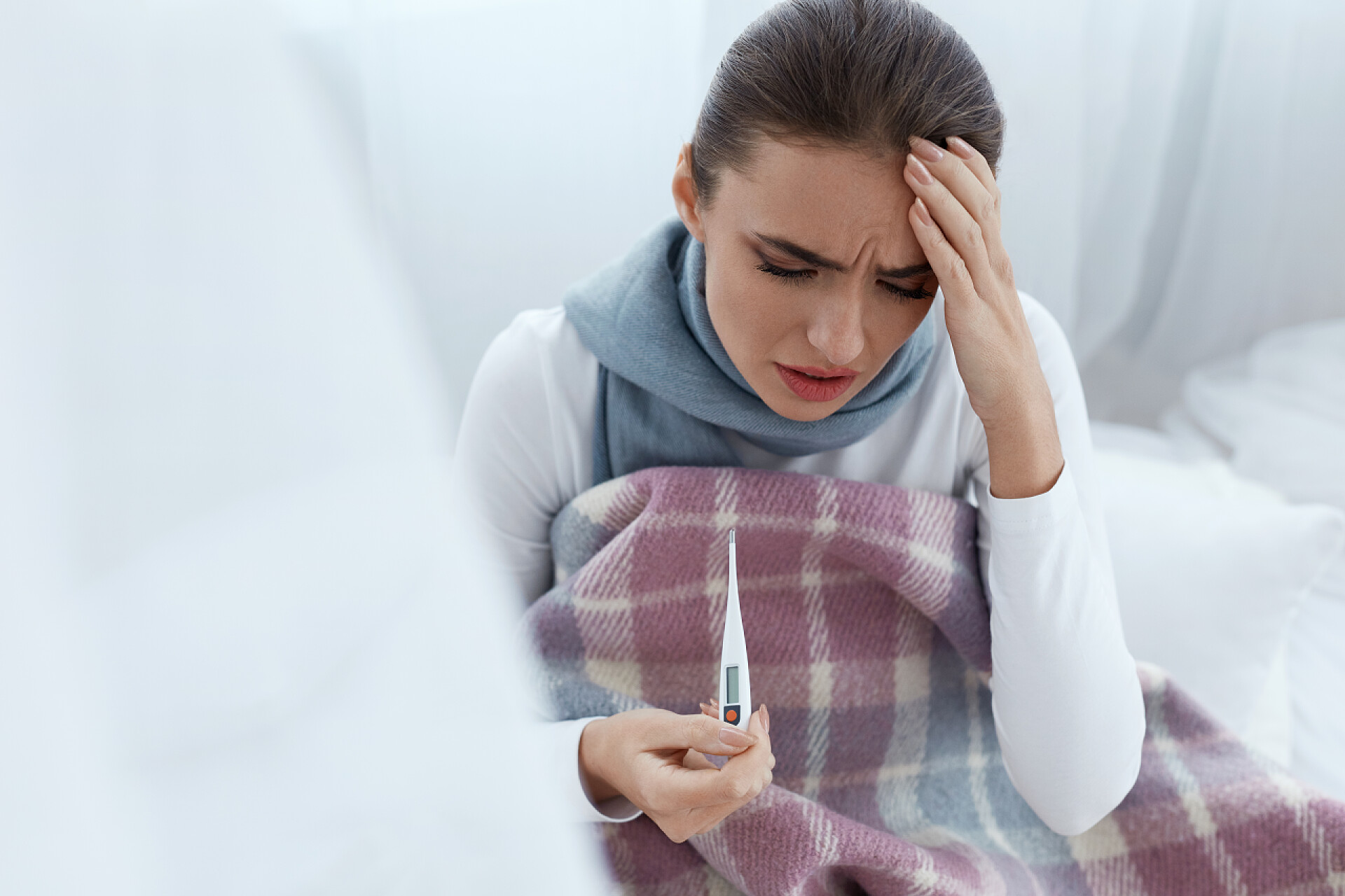 医疗健康生病的女孩患了流感伴有头痛和高温