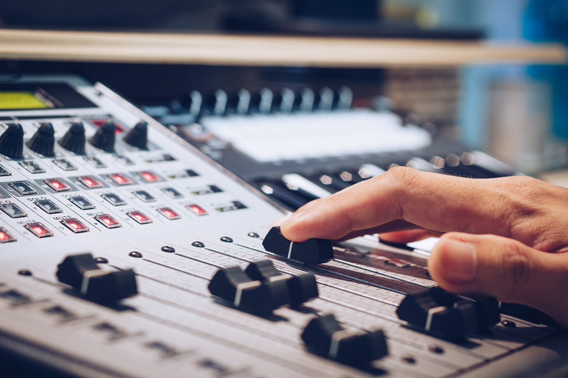 音响工程师操作数字音乐工作室混音器