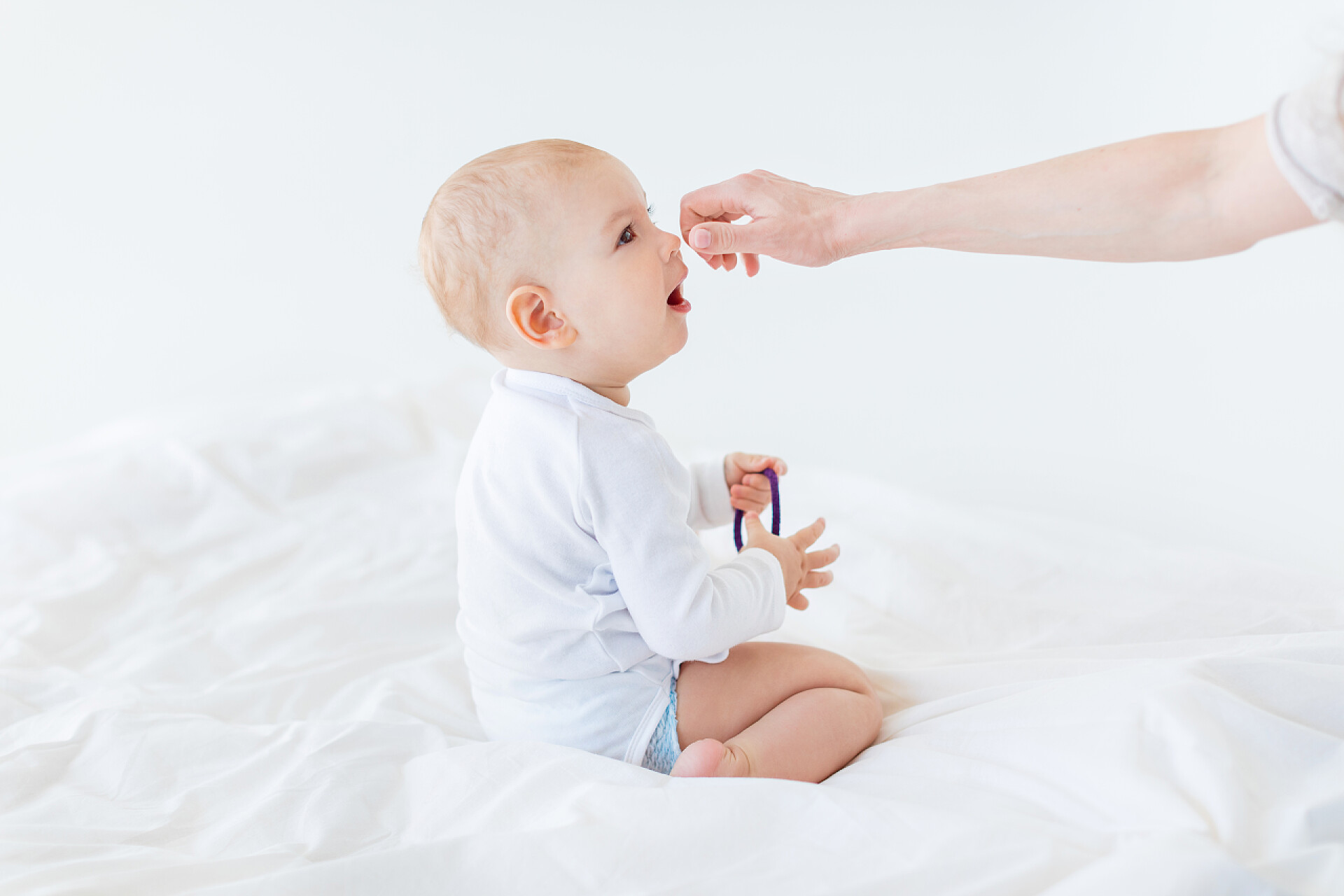 一位父亲正在和可爱的宝宝玩亲子游戏