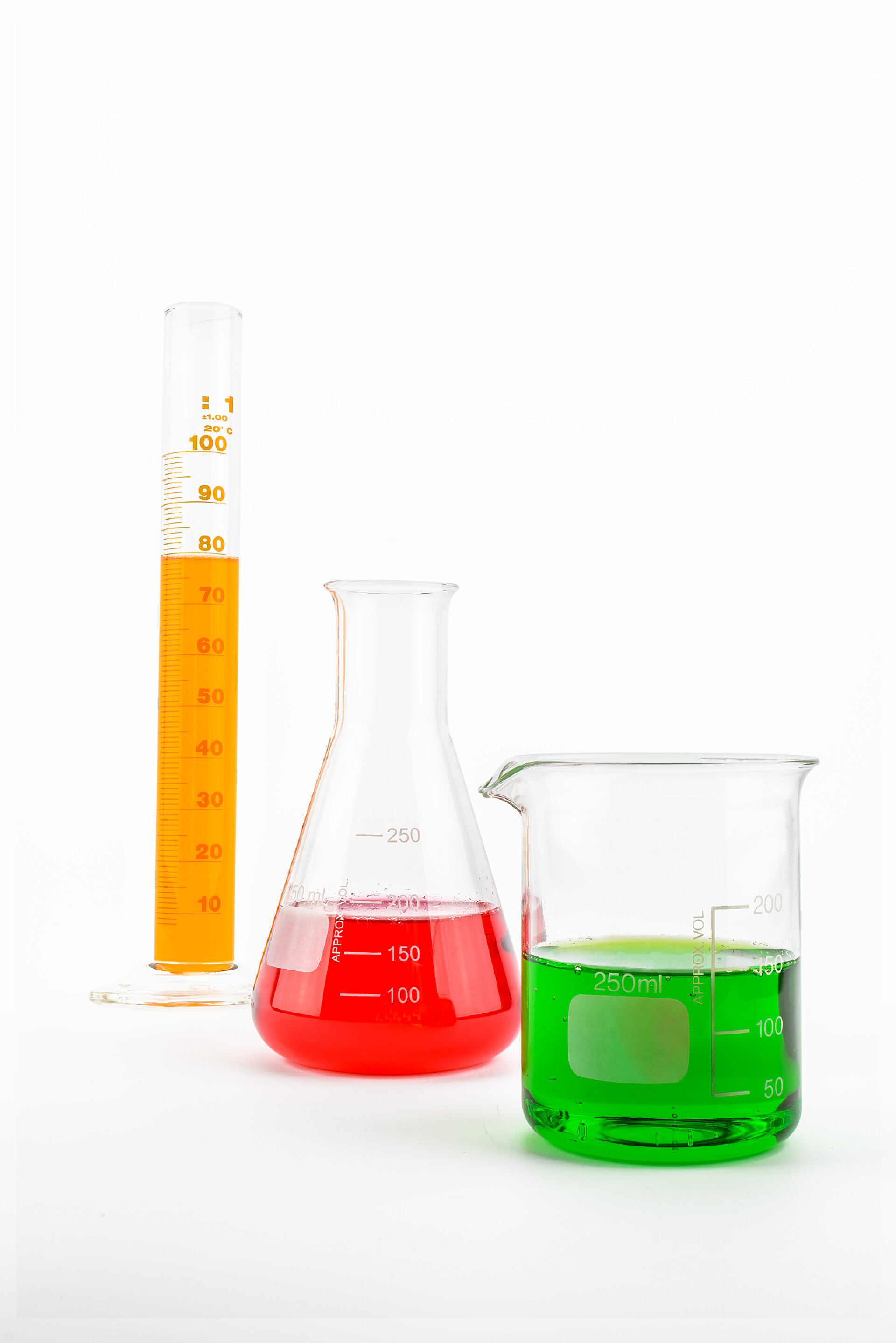 白色背景上的锥形瓶和量筒化验医药科研医疗
