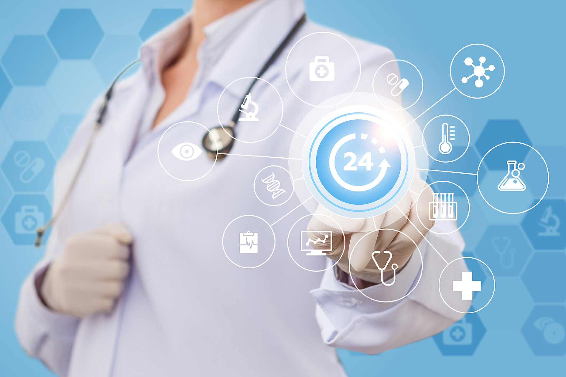 蓝色背景上的医生和医疗符号全息图智能医疗