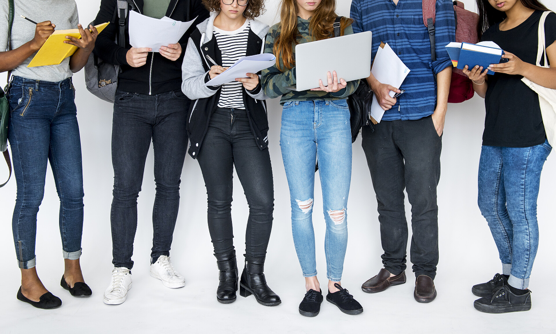 一群学生年轻人交流沟通学习