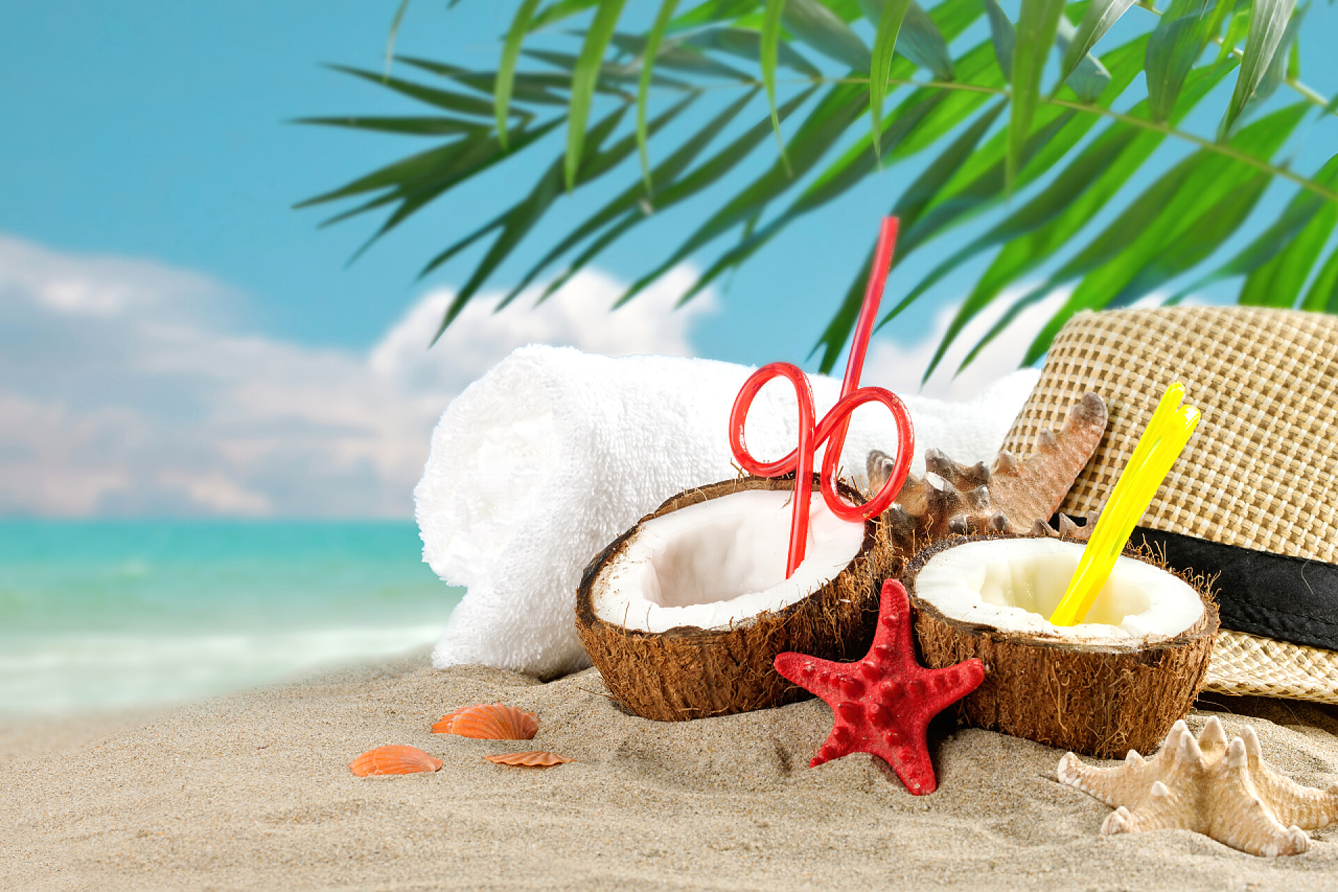 旅游海边沙滩上椰子毛巾防晒帽棕榈叶