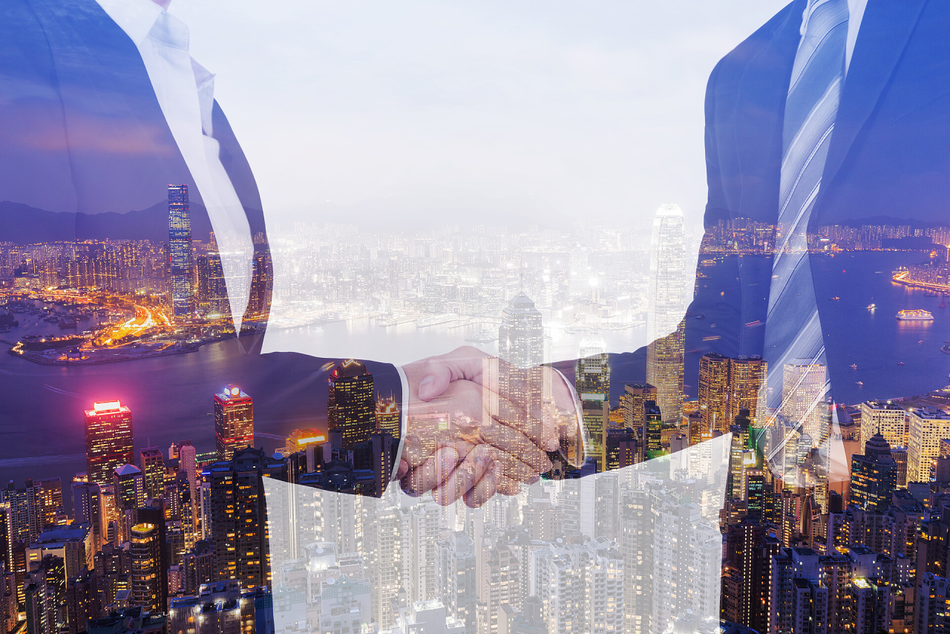 商务城市背景上商人握手商务合作双重曝光