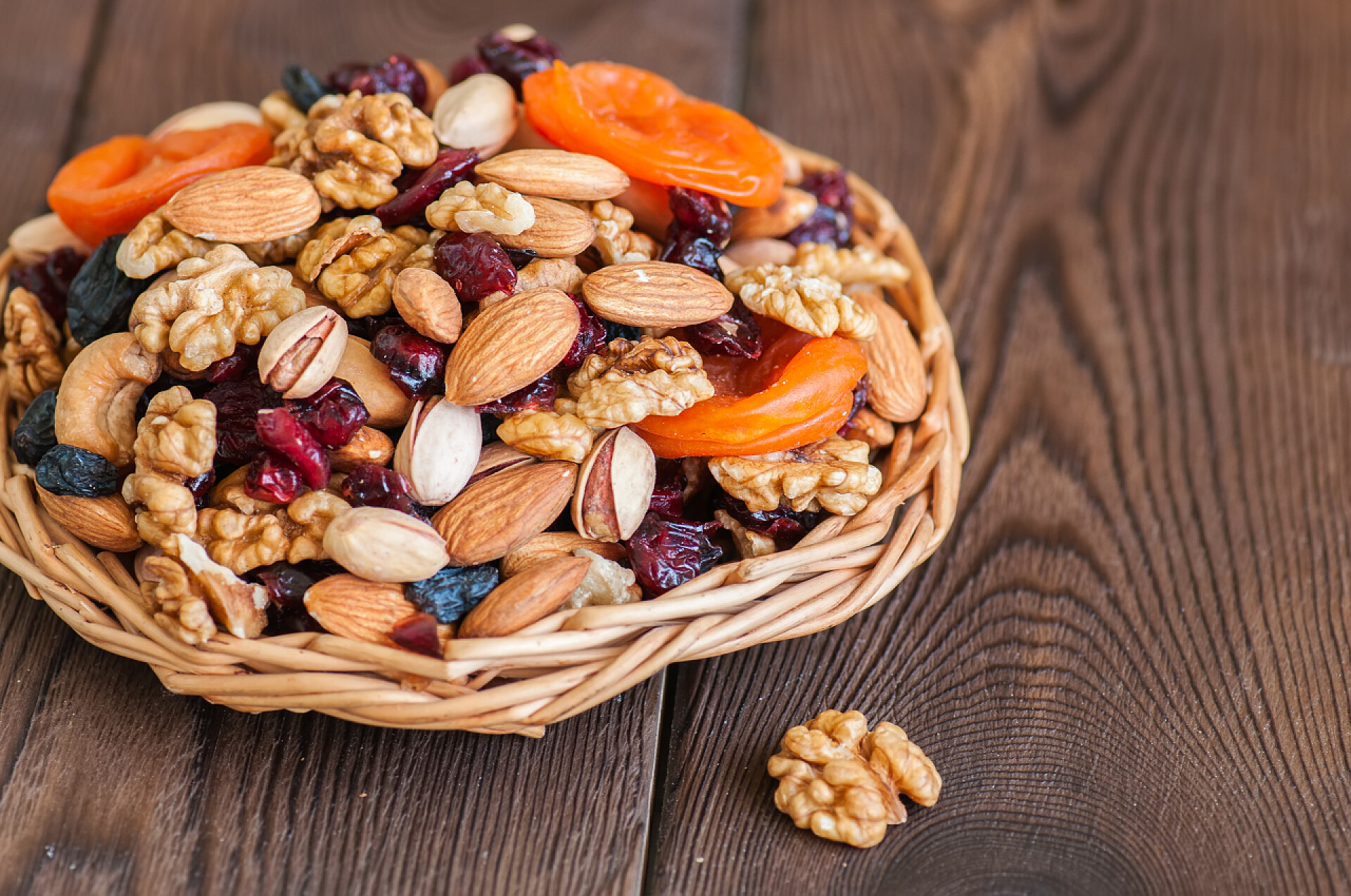 食物桌子上的一盘坚果零食