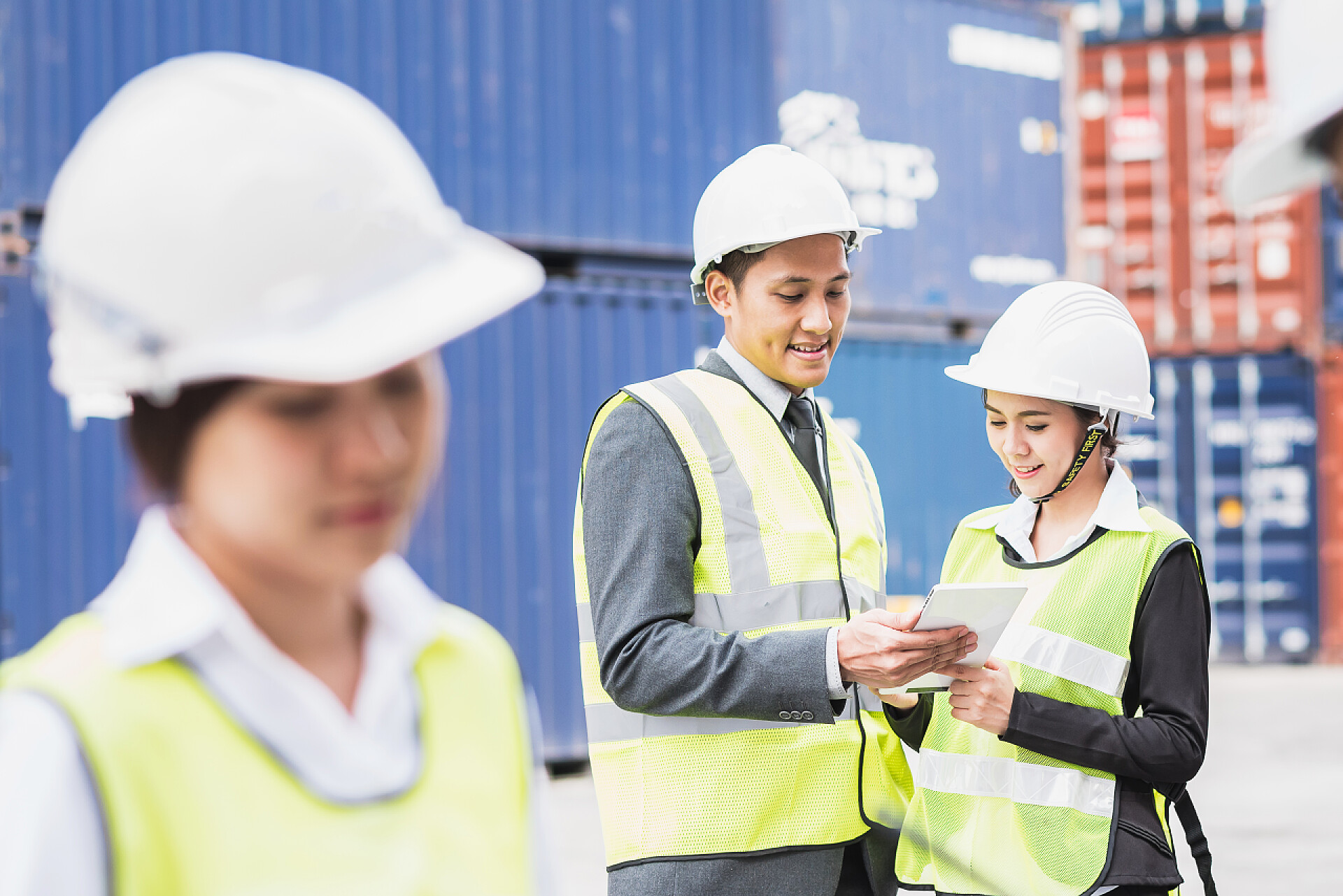 秘书和物流团队在航运集装箱货讨论运行业的商人