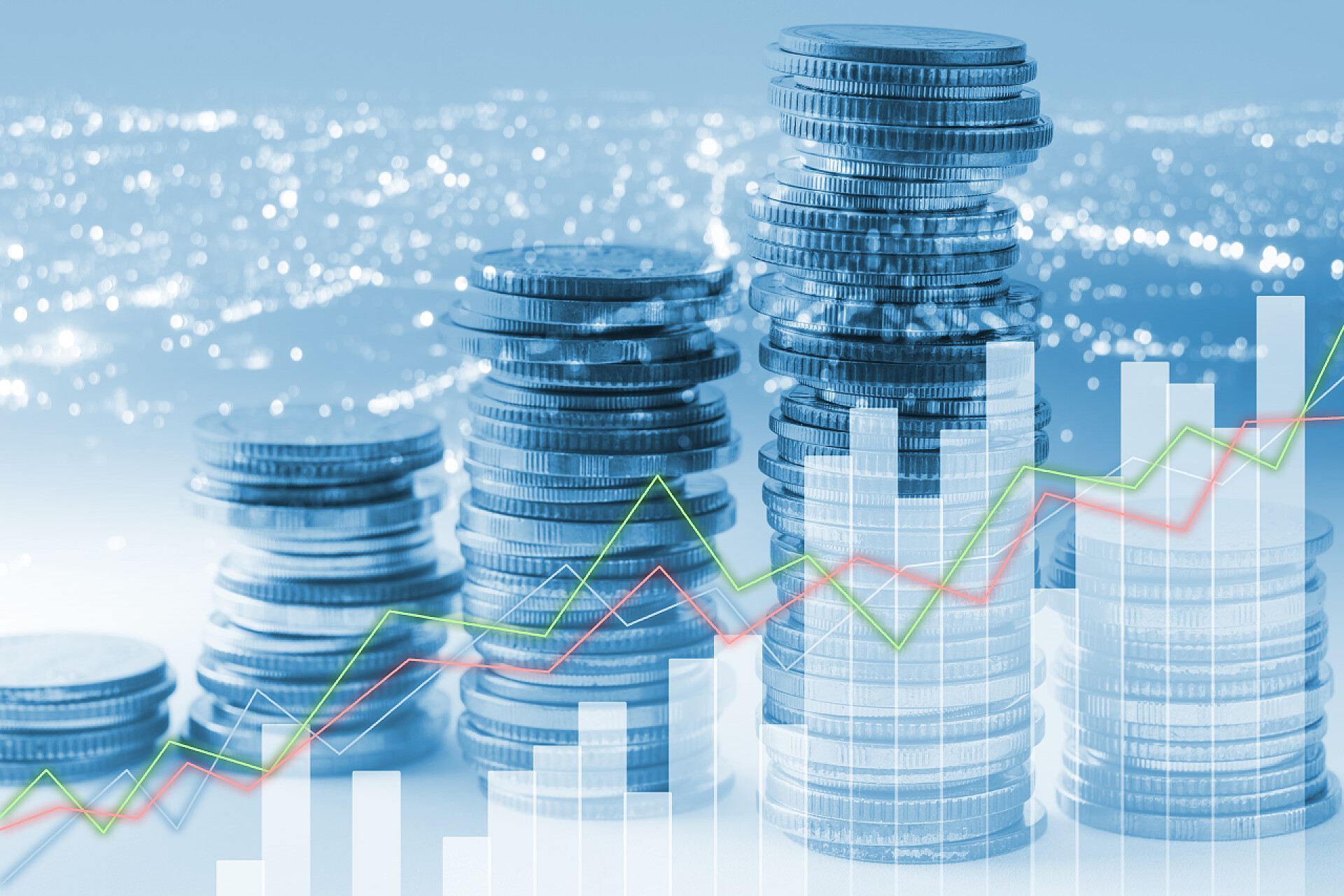 堆积硬币上的数据折线图与城市背景融合图双重曝光