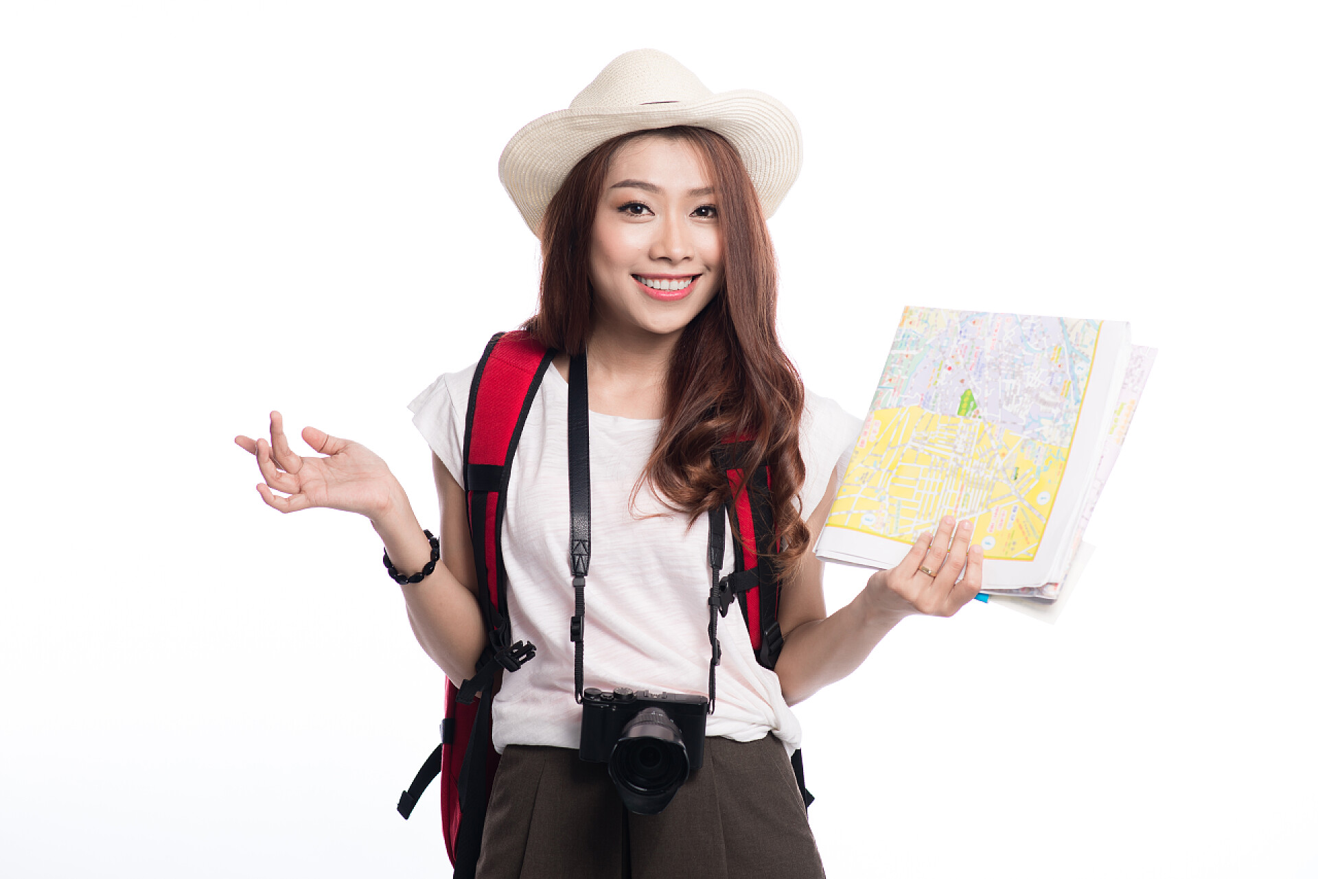 白色背景上戴帽子手拿地图背相机和背包的女孩