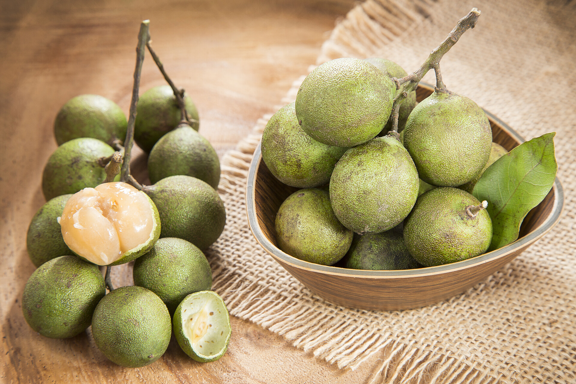 水果桌子上的西班牙青柠