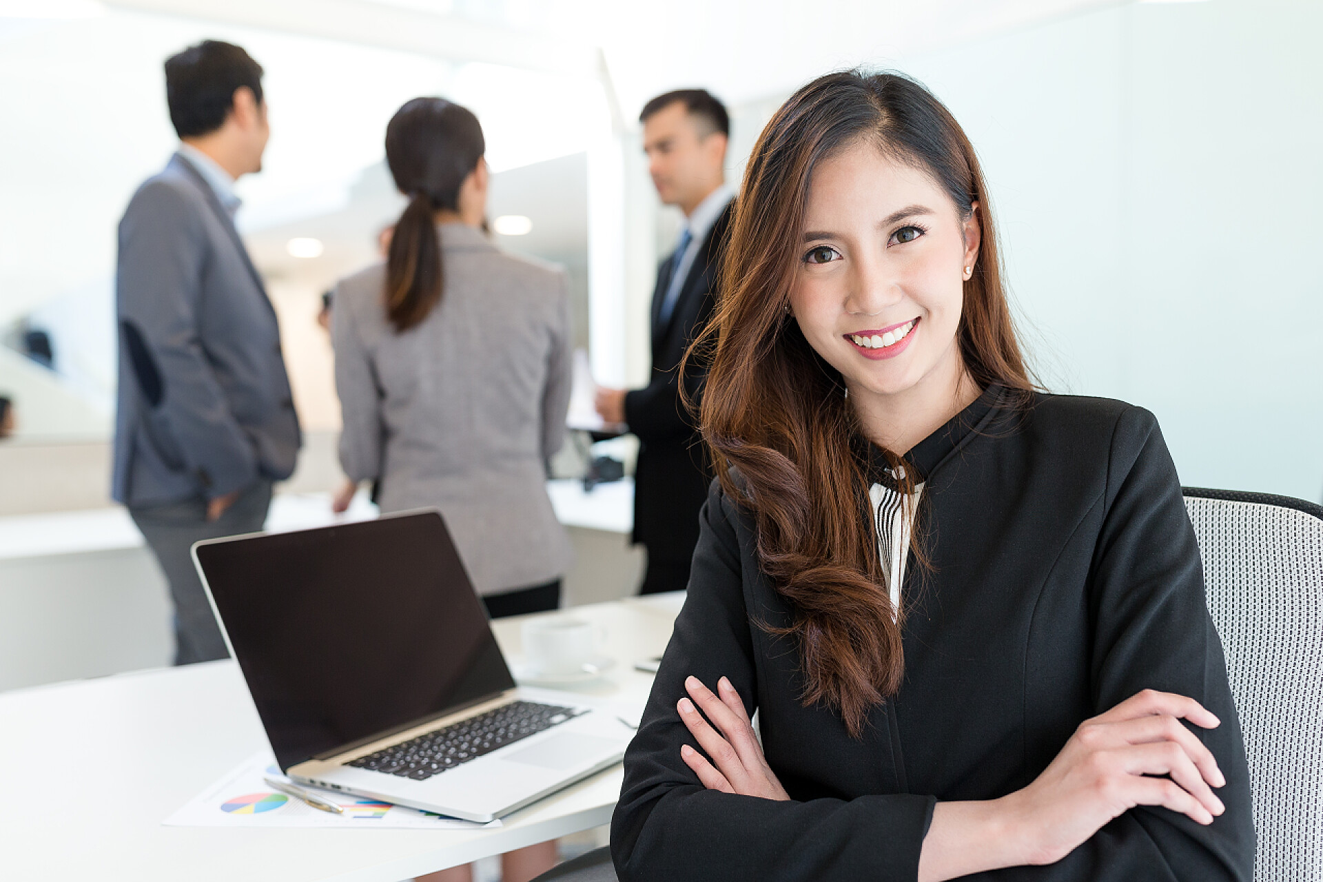 在公司的四人团队女商人特写商务人士