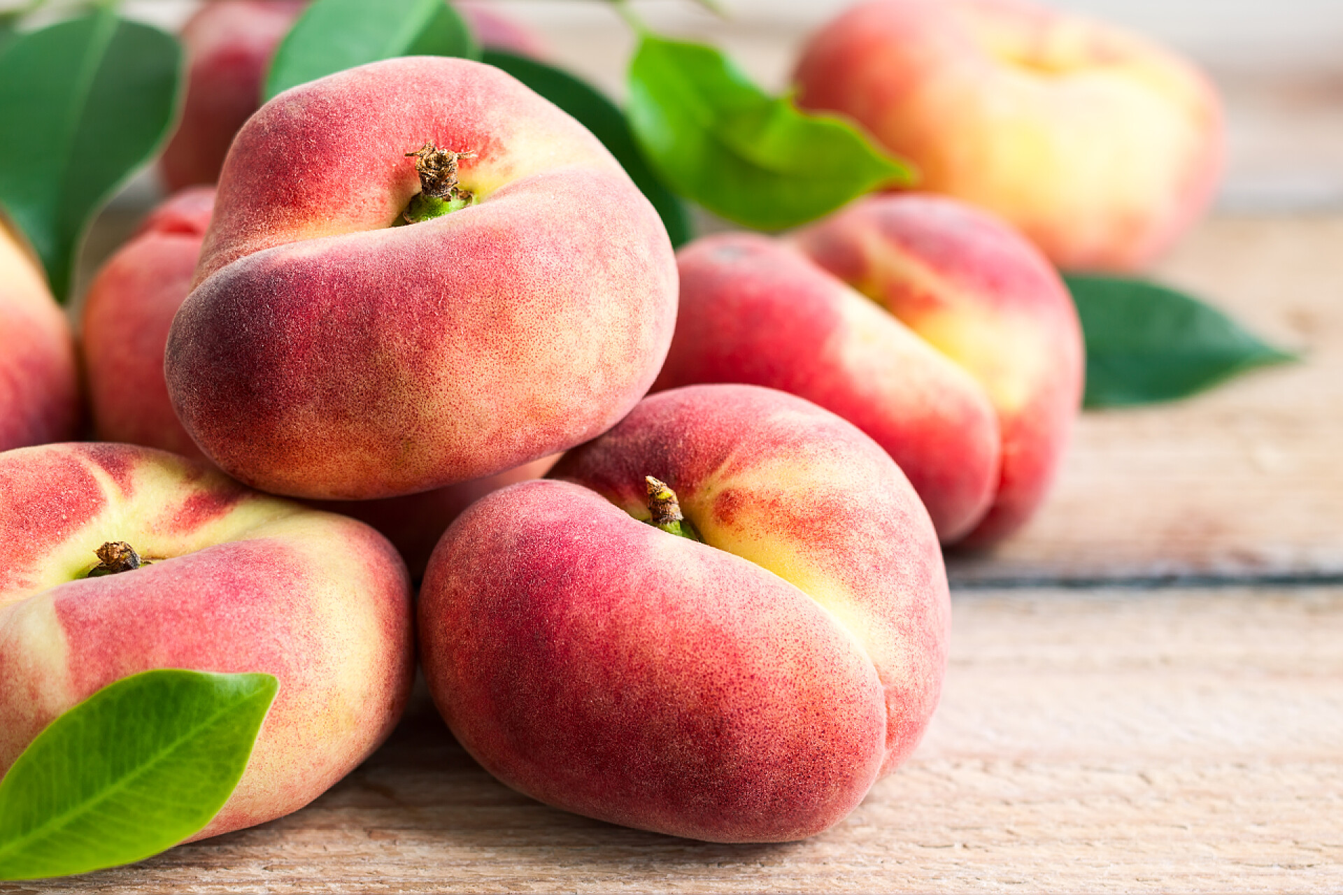 水果桌子上的一堆桃子