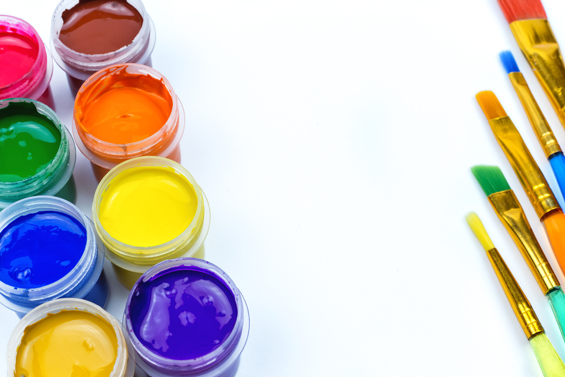 绘画白色背景上的刷子和颜料