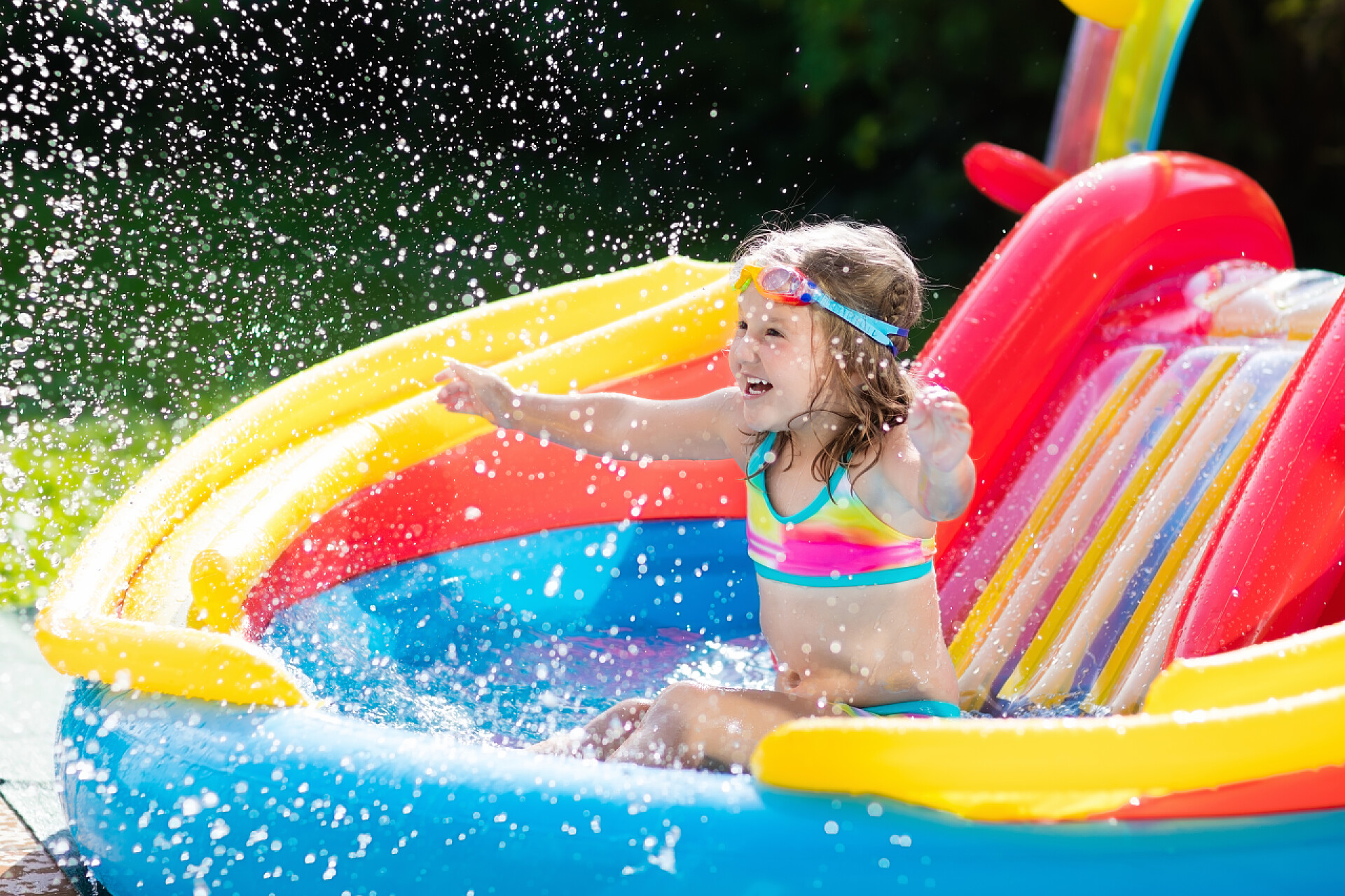 在充气游泳池玩耍的小女孩