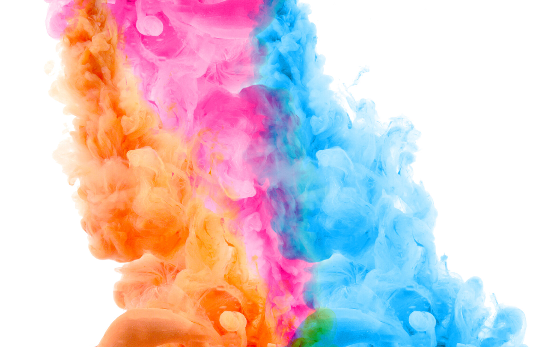 白色背景上的丙烯颜料和墨水在水中