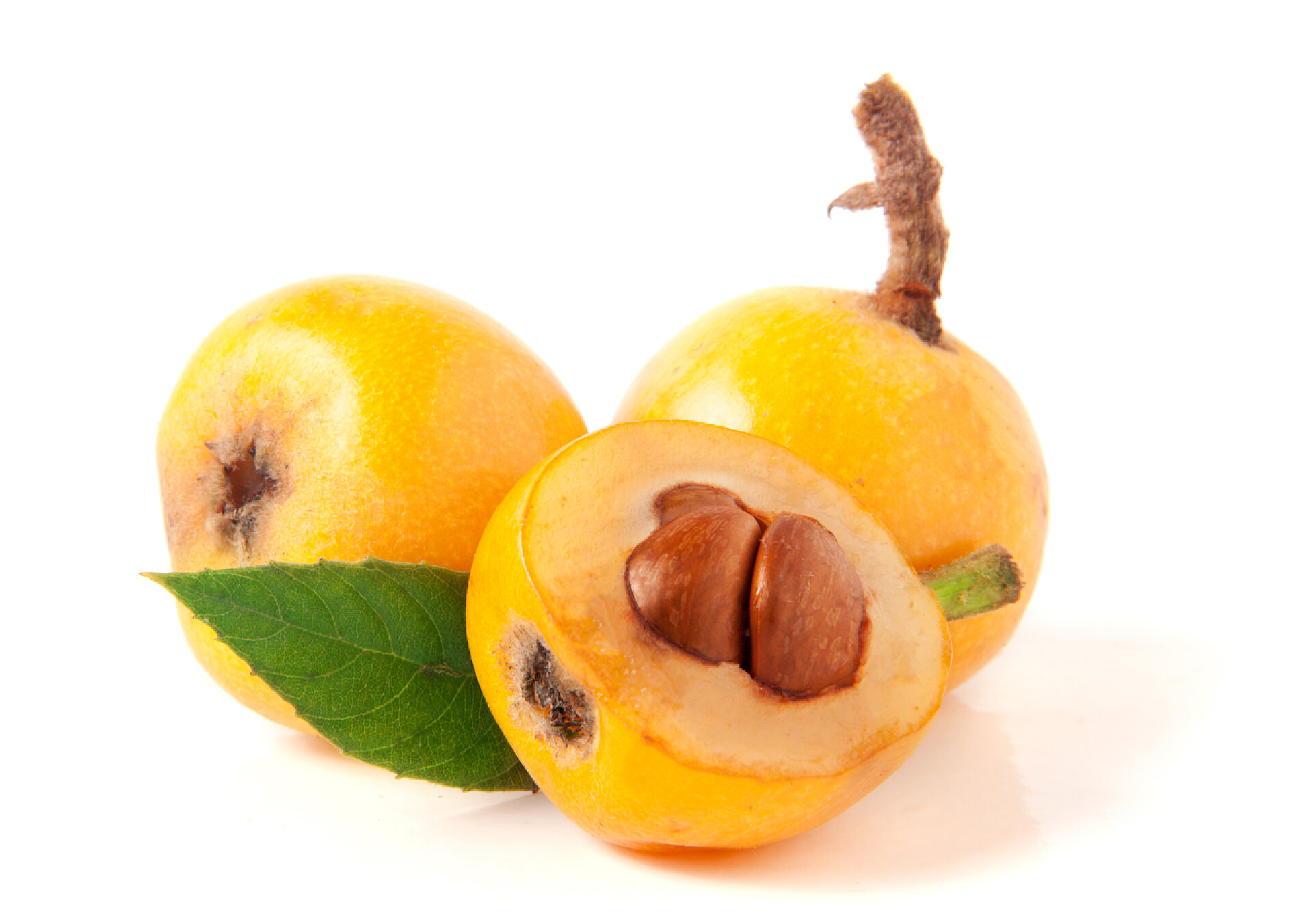 白色背景上成熟的枇杷水果