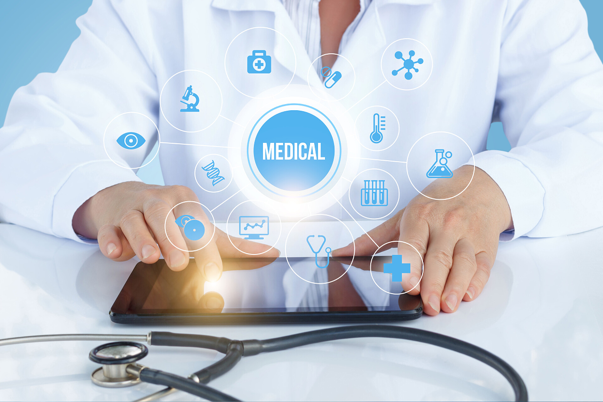 医生操作平板电脑显示出虚拟图标.