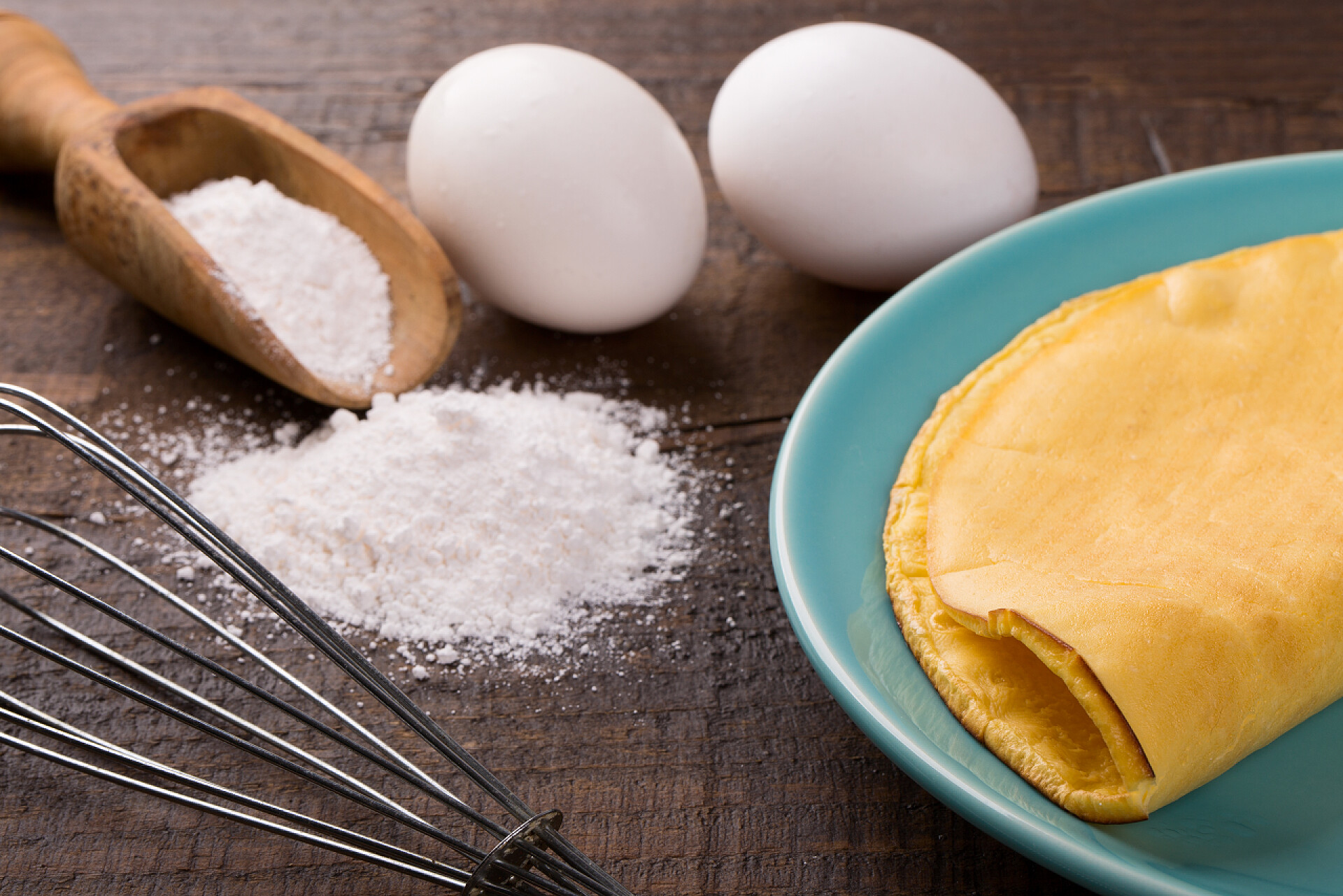 桌子上的木薯薄饼鸡蛋和面粉食物