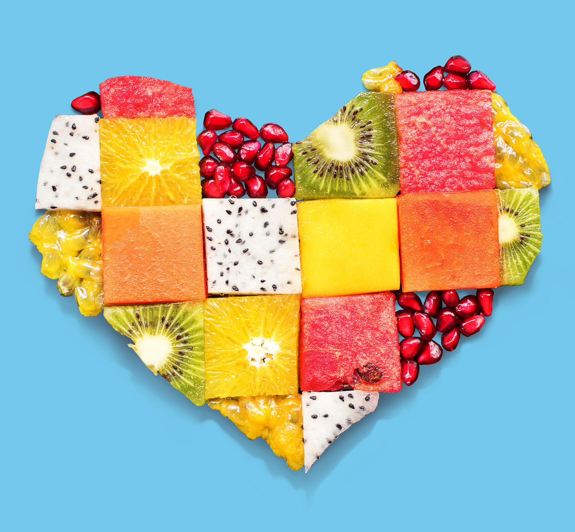 由不同的热带水果浆果拼成心型符号