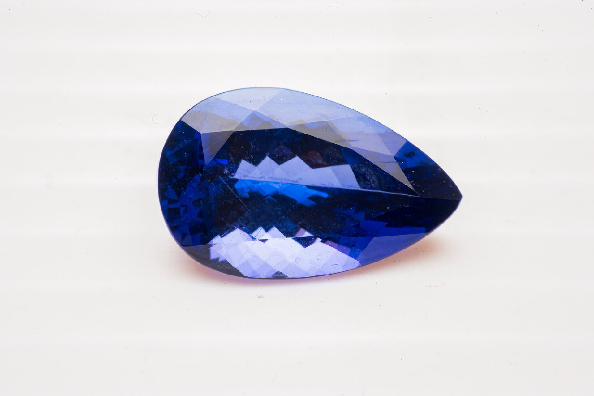 桌子上的蓝宝石装饰品