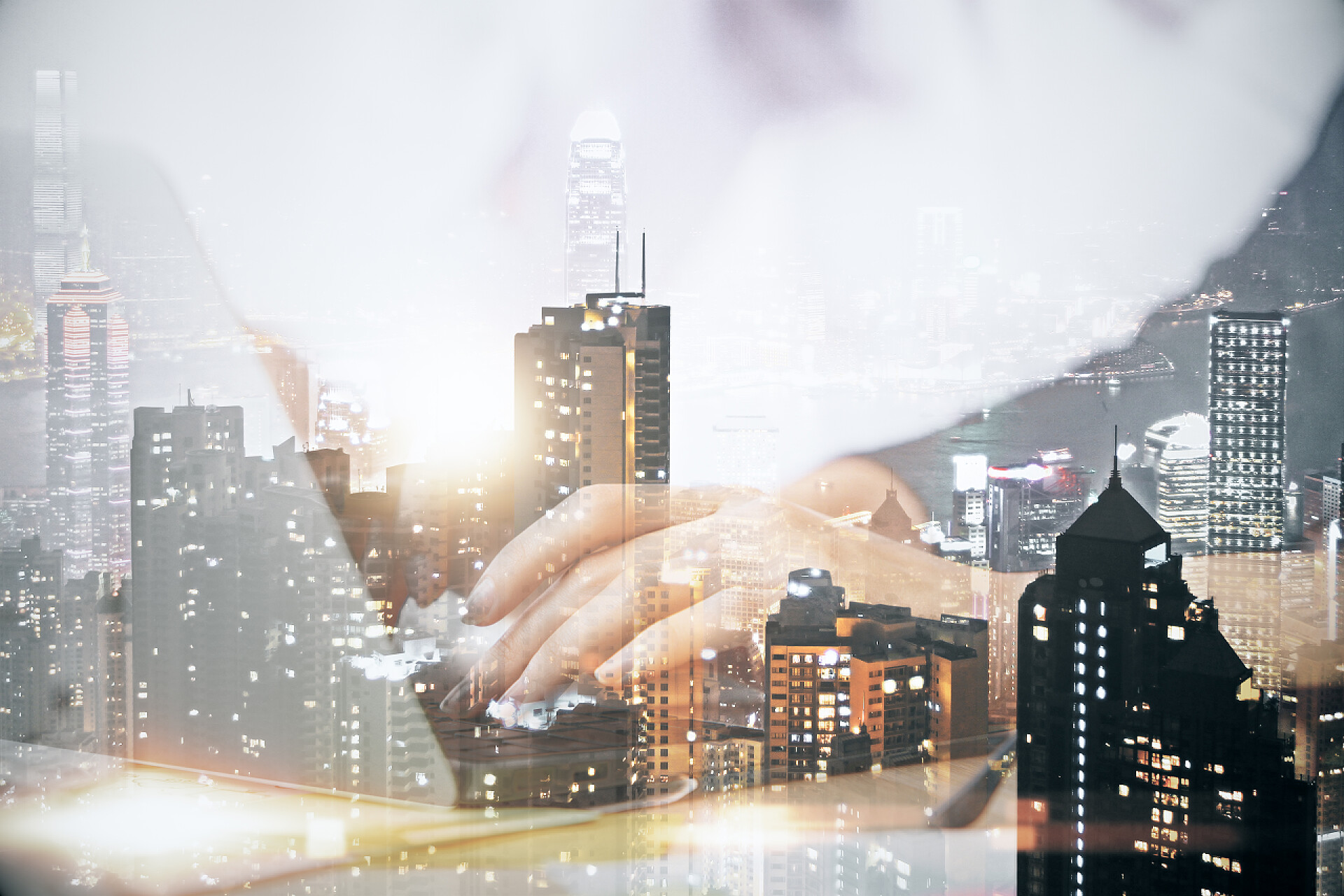 使用笔记本电脑的女人和城市背景融合的商务背景